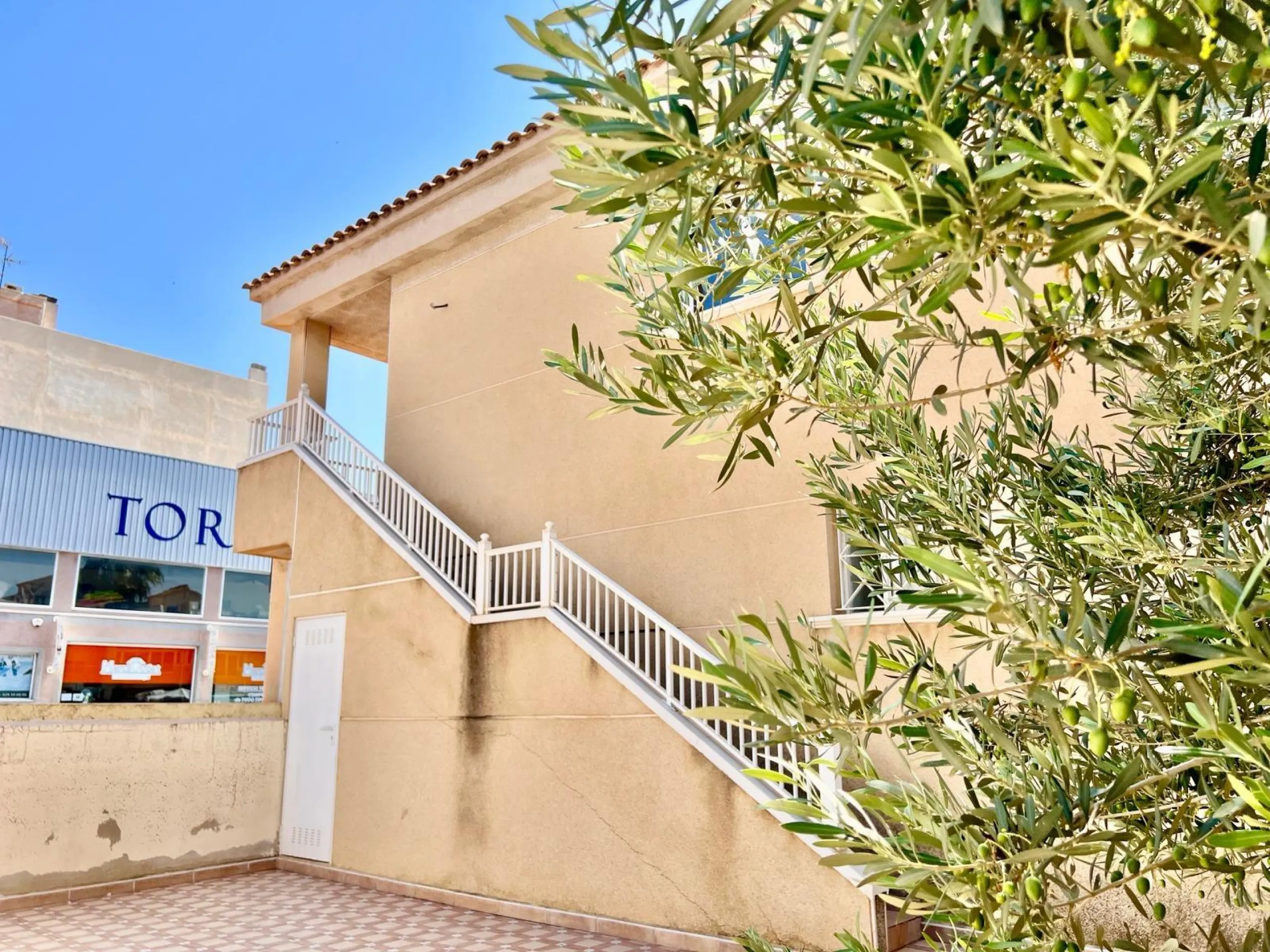 SUN ALL YEAR ROUND! UPPER FLOOR BUNGALOW WITH PRIVATE SOLARIUM OF 20m2 + GARDEN OF 50m2 + POOL