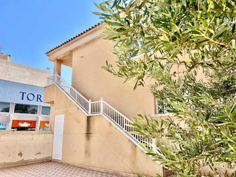 SUN ALL YEAR ROUND! UPPER FLOOR BUNGALOW WITH PRIVATE SOLARIUM OF 20m2 + GARDEN OF 50m2 + POOL