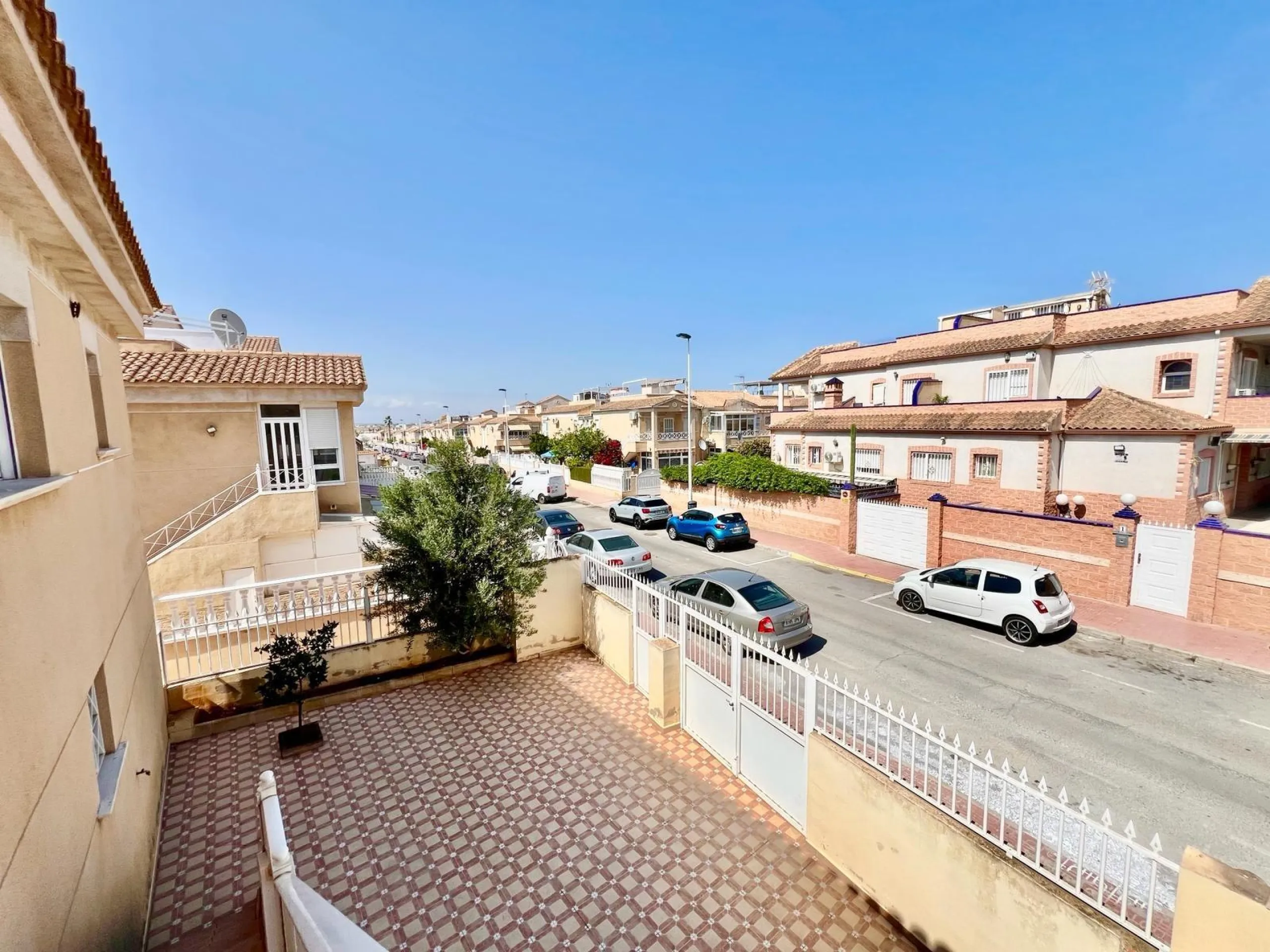 SUN ALL YEAR ROUND! UPPER FLOOR BUNGALOW WITH PRIVATE SOLARIUM OF 20m2 + GARDEN OF 50m2 + POOL