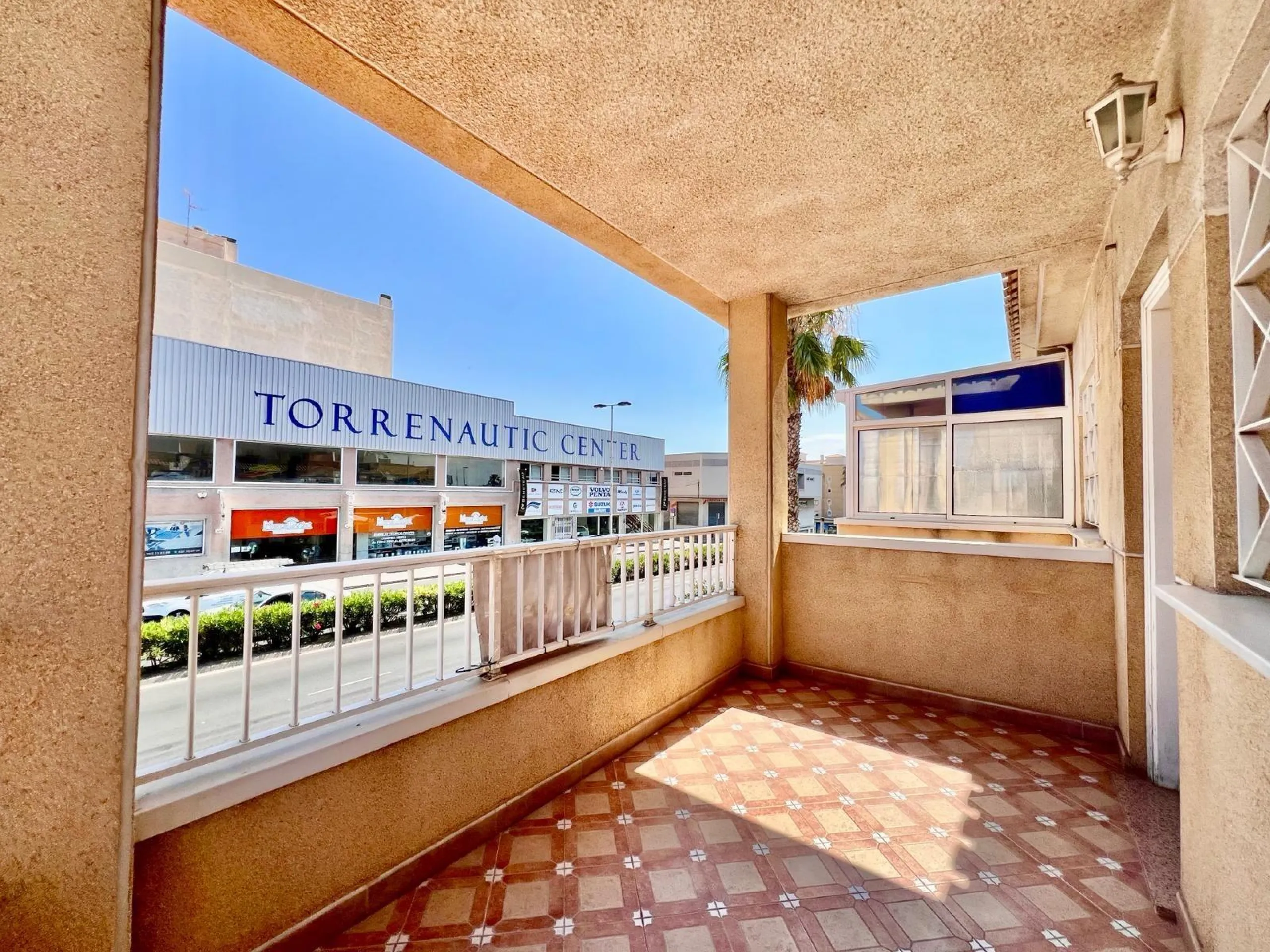 SUN ALL YEAR ROUND! UPPER FLOOR BUNGALOW WITH PRIVATE SOLARIUM OF 20m2 + GARDEN OF 50m2 + POOL