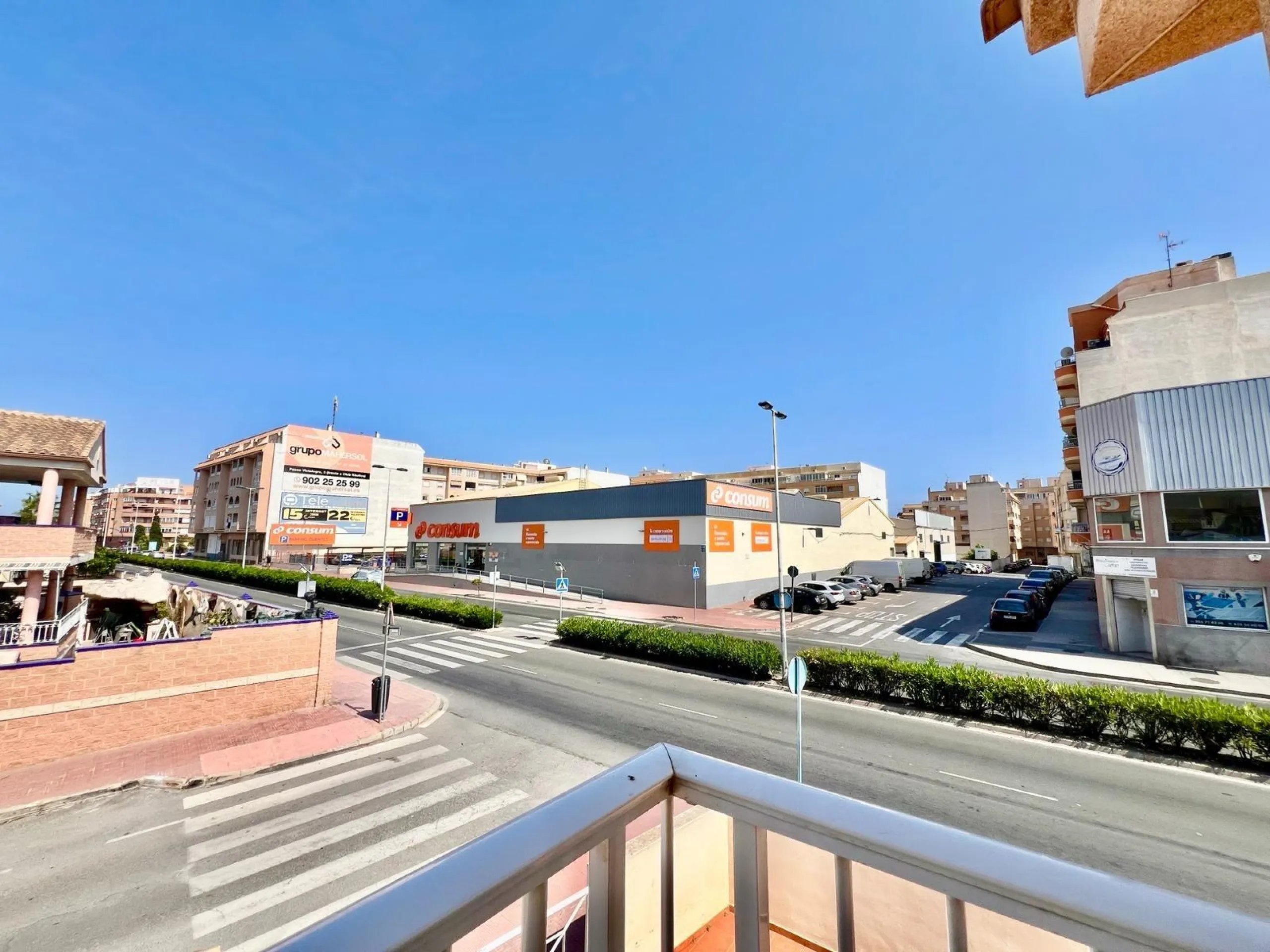 SUN ALL YEAR ROUND! UPPER FLOOR BUNGALOW WITH PRIVATE SOLARIUM OF 20m2 + GARDEN OF 50m2 + POOL