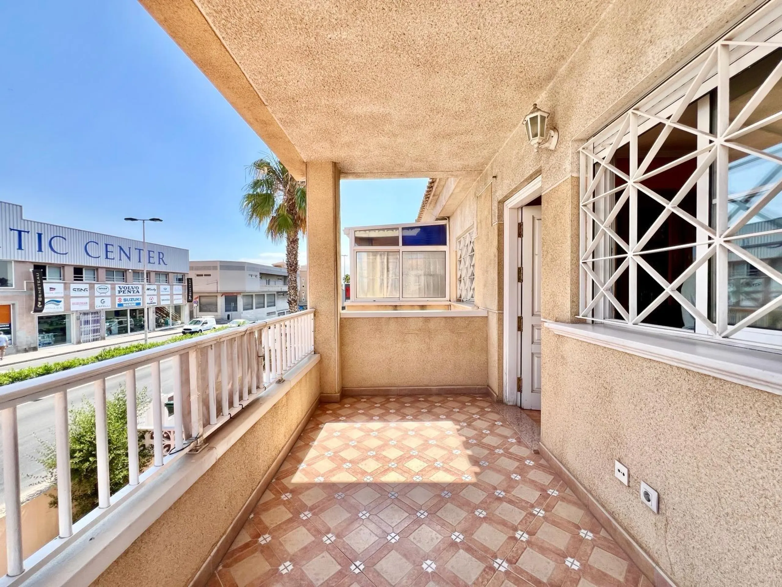 SUN ALL YEAR ROUND! UPPER FLOOR BUNGALOW WITH PRIVATE SOLARIUM OF 20m2 + GARDEN OF 50m2 + POOL