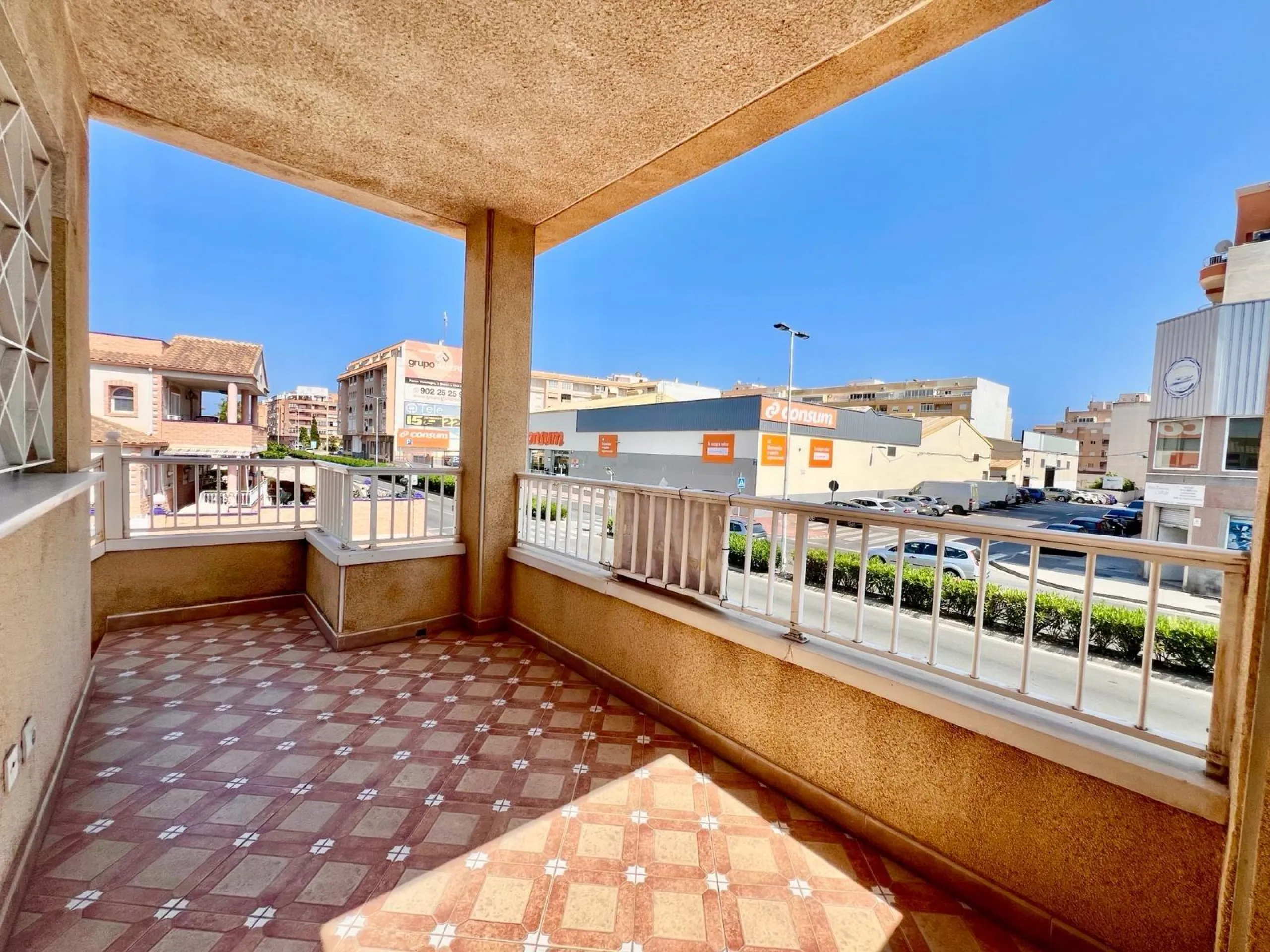 SUN ALL YEAR ROUND! UPPER FLOOR BUNGALOW WITH PRIVATE SOLARIUM OF 20m2 + GARDEN OF 50m2 + POOL