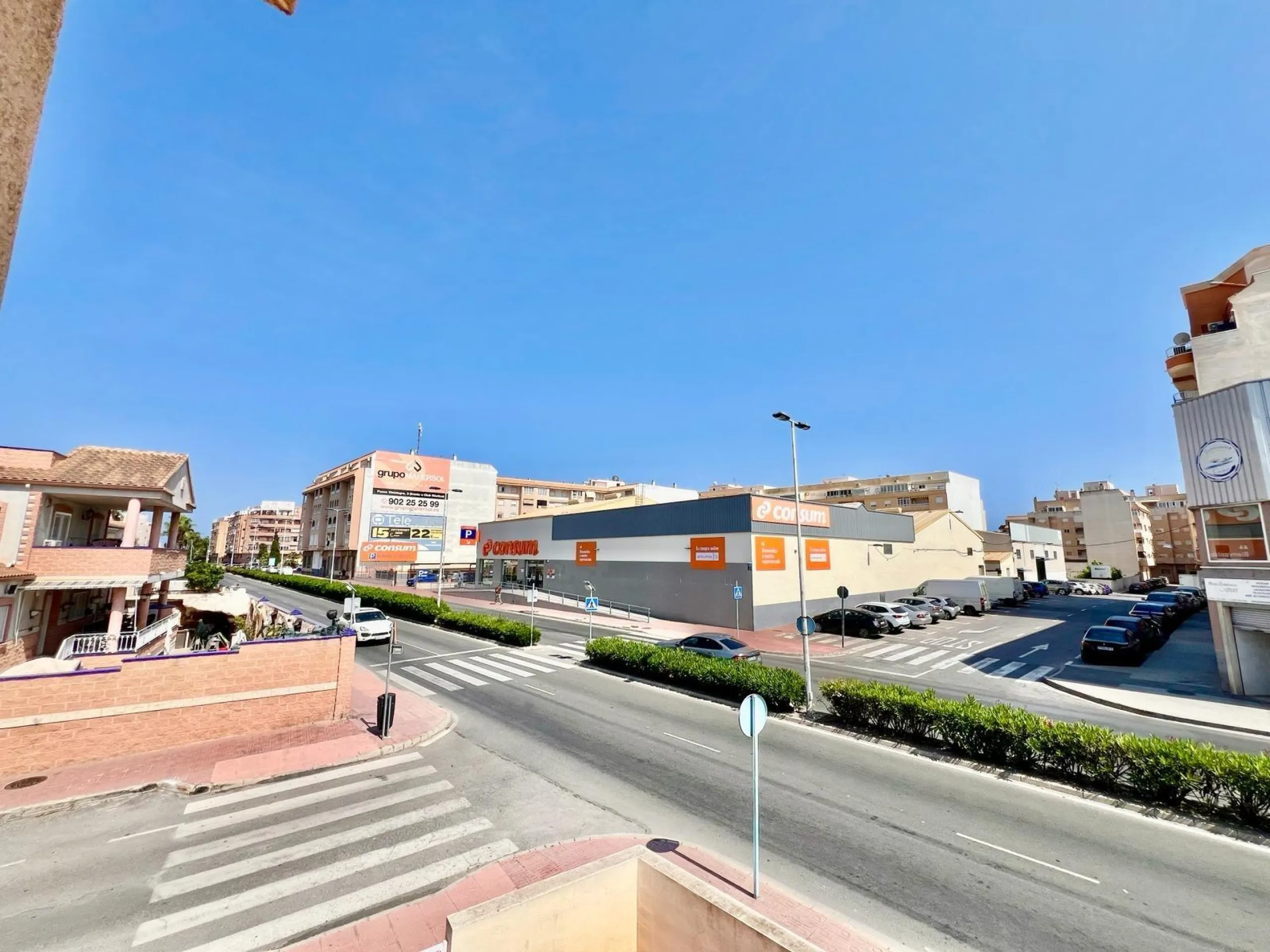 SUN ALL YEAR ROUND! UPPER FLOOR BUNGALOW WITH PRIVATE SOLARIUM OF 20m2 + GARDEN OF 50m2 + POOL