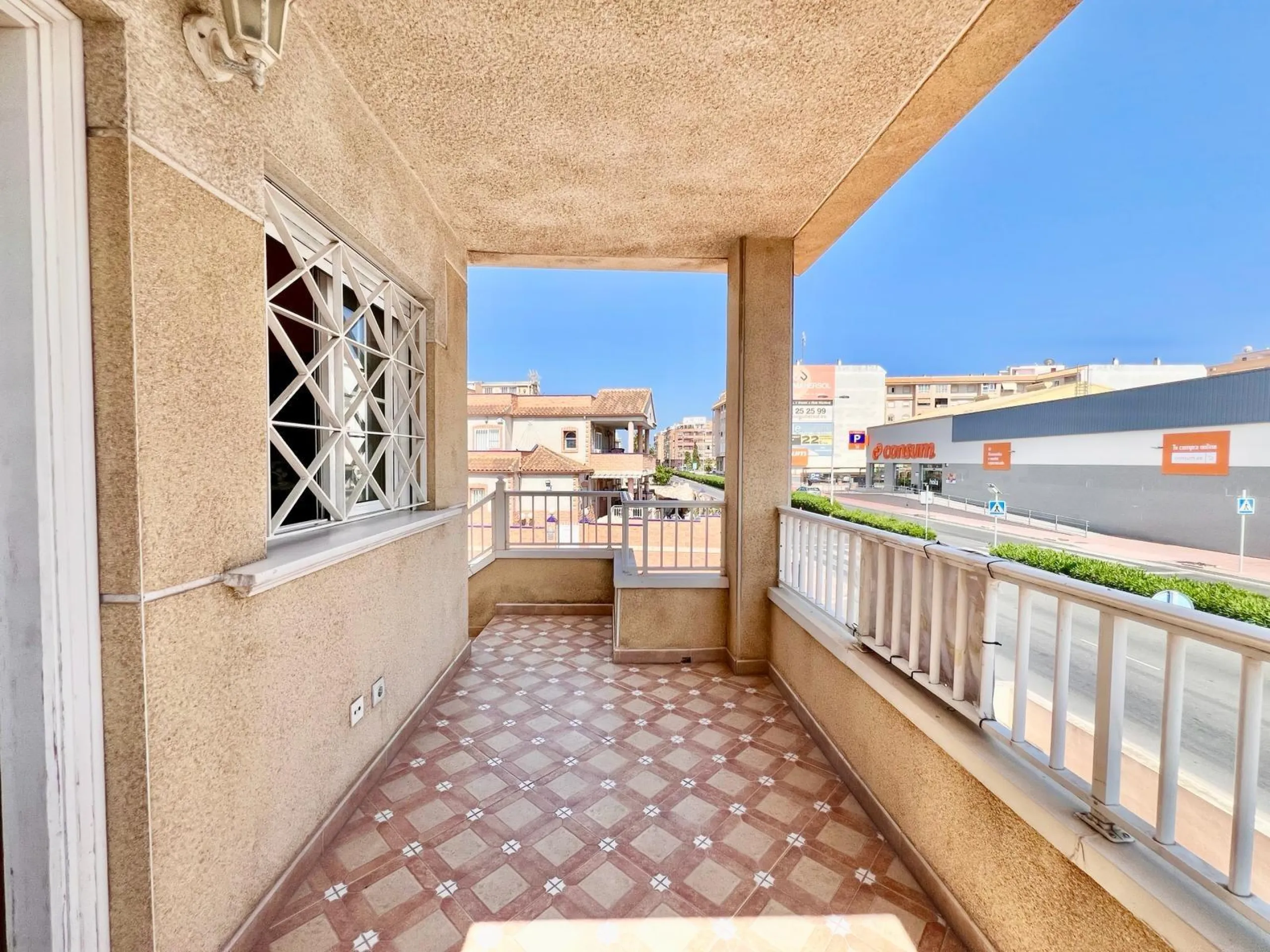 SUN ALL YEAR ROUND! UPPER FLOOR BUNGALOW WITH PRIVATE SOLARIUM OF 20m2 + GARDEN OF 50m2 + POOL