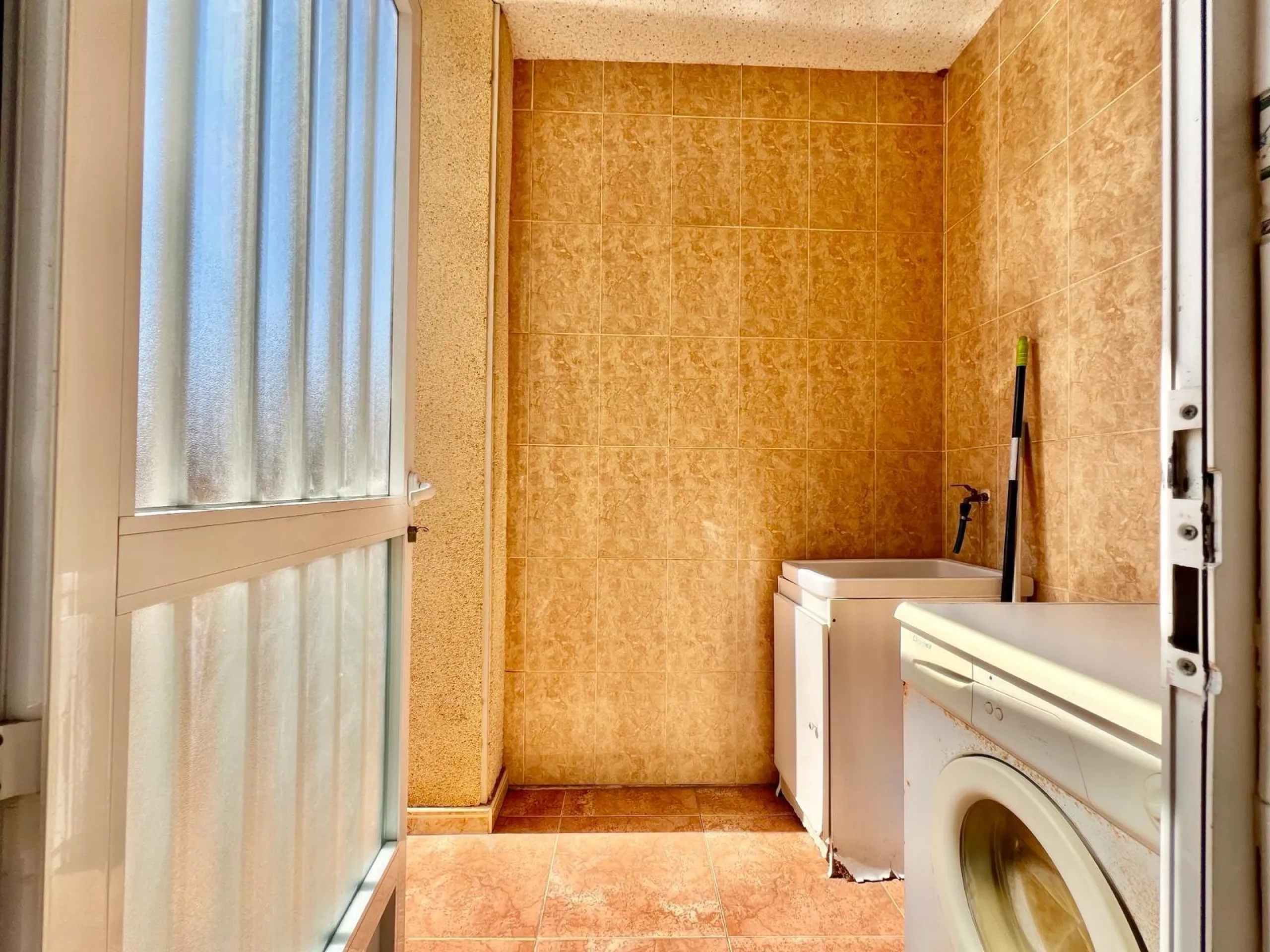 SUN ALL YEAR ROUND! UPPER FLOOR BUNGALOW WITH PRIVATE SOLARIUM OF 20m2 + GARDEN OF 50m2 + POOL