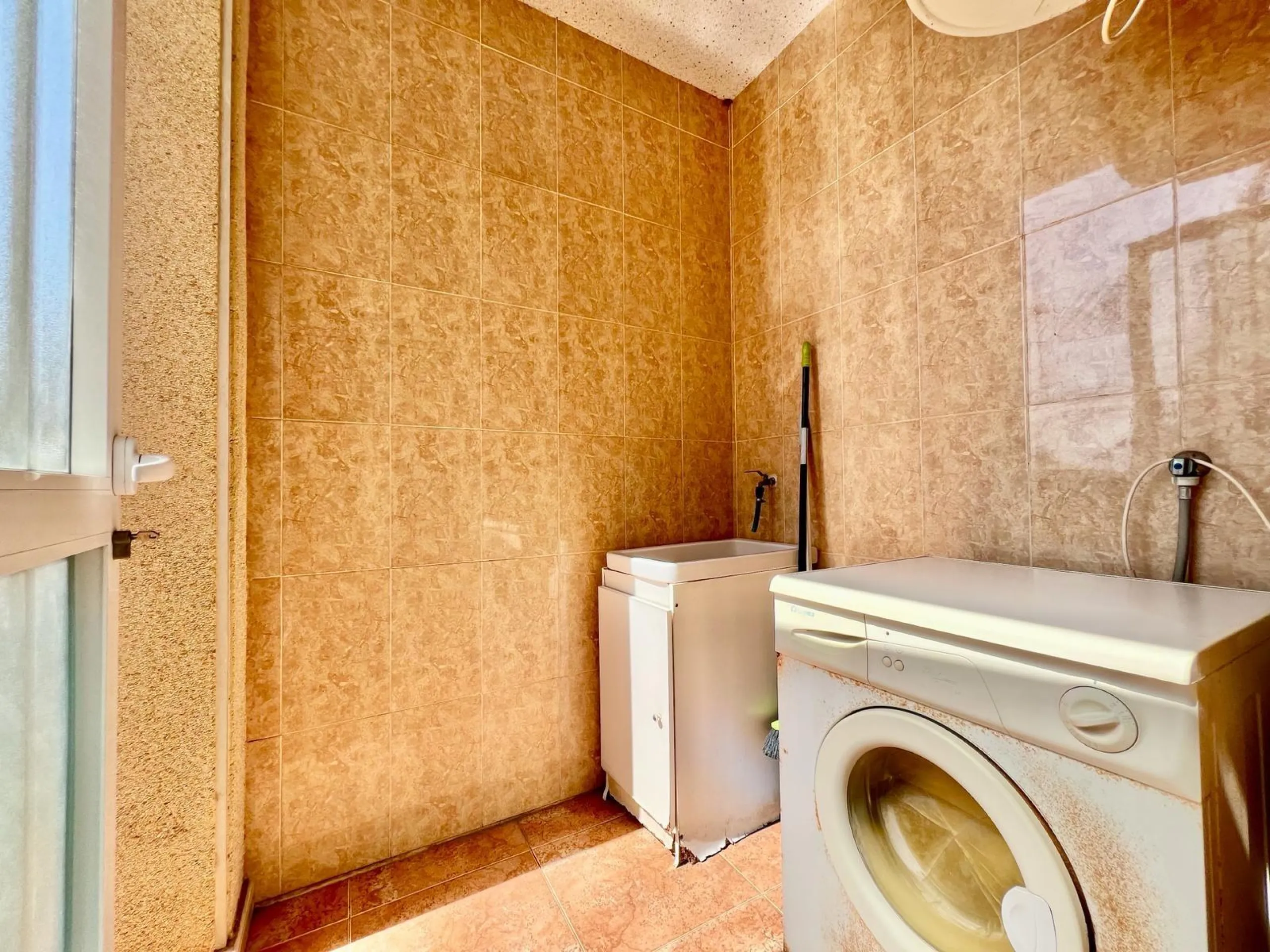SUN ALL YEAR ROUND! UPPER FLOOR BUNGALOW WITH PRIVATE SOLARIUM OF 20m2 + GARDEN OF 50m2 + POOL