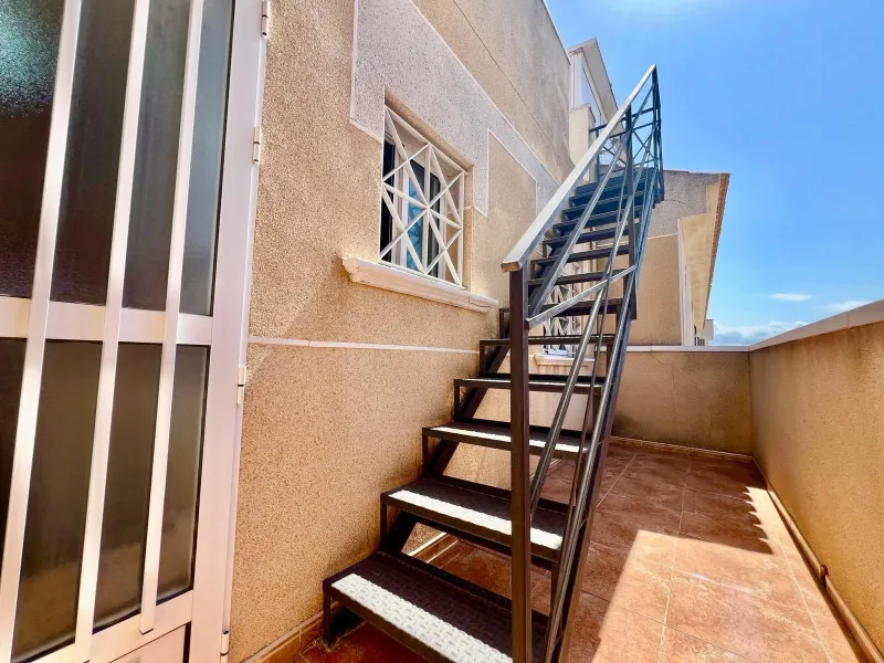 SUN ALL YEAR ROUND! UPPER FLOOR BUNGALOW WITH PRIVATE SOLARIUM OF 20m2 + GARDEN OF 50m2 + POOL