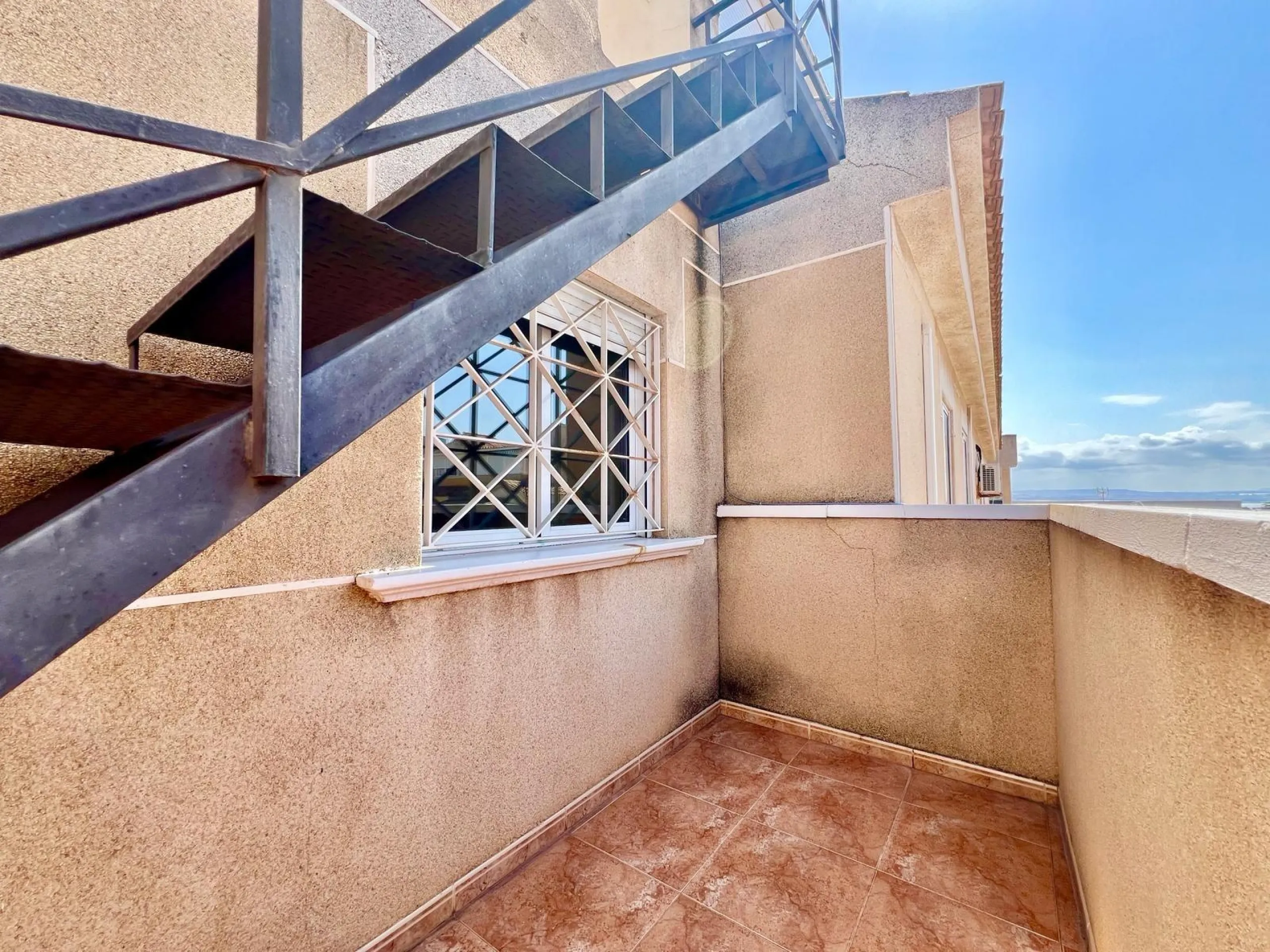 SUN ALL YEAR ROUND! UPPER FLOOR BUNGALOW WITH PRIVATE SOLARIUM OF 20m2 + GARDEN OF 50m2 + POOL
