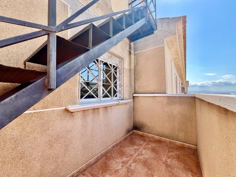 SUN ALL YEAR ROUND! UPPER FLOOR BUNGALOW WITH PRIVATE SOLARIUM OF 20m2 + GARDEN OF 50m2 + POOL