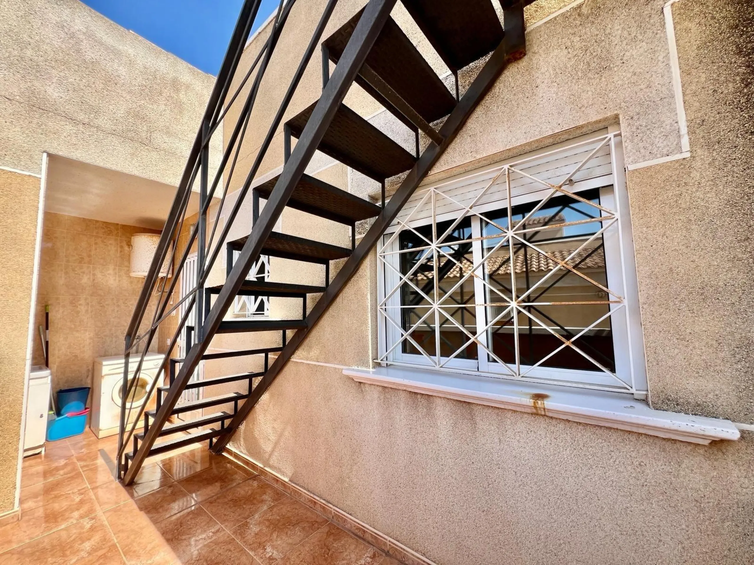 SUN ALL YEAR ROUND! UPPER FLOOR BUNGALOW WITH PRIVATE SOLARIUM OF 20m2 + GARDEN OF 50m2 + POOL