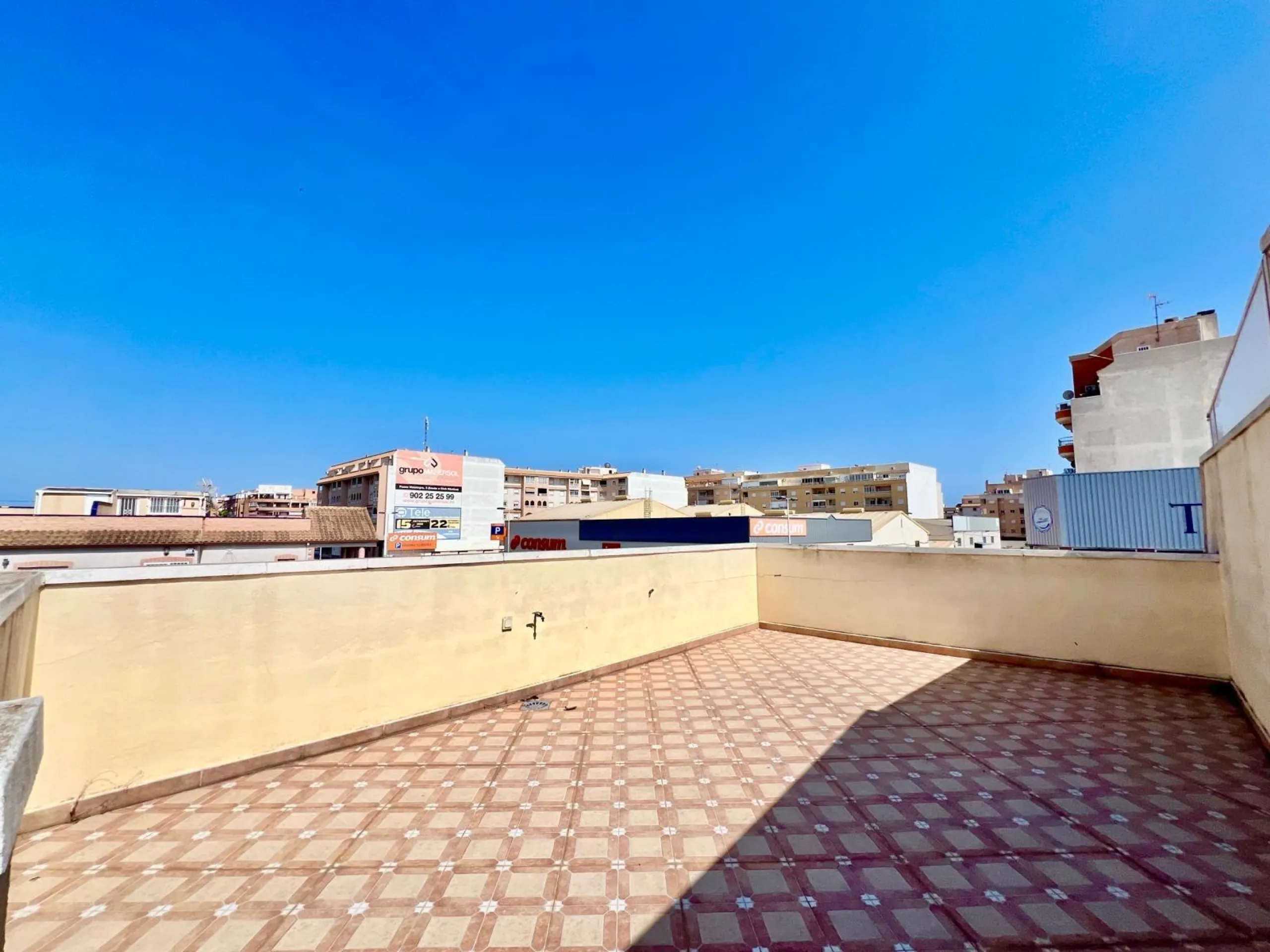 SUN ALL YEAR ROUND! UPPER FLOOR BUNGALOW WITH PRIVATE SOLARIUM OF 20m2 + GARDEN OF 50m2 + POOL