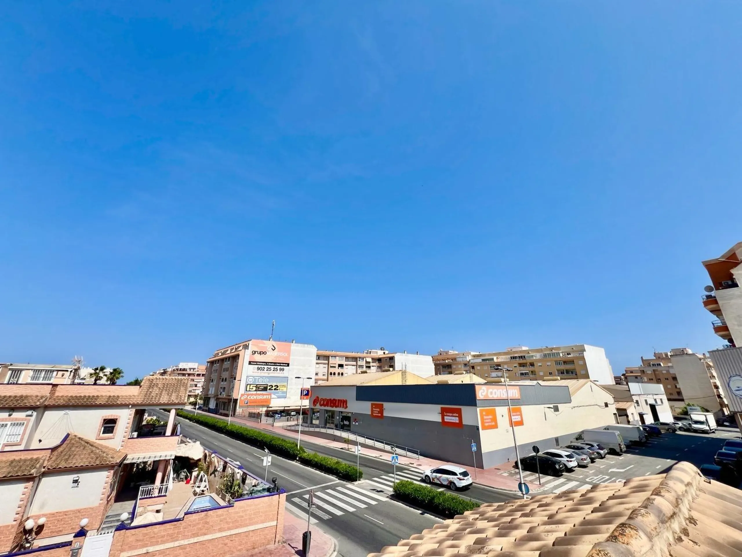 SUN ALL YEAR ROUND! UPPER FLOOR BUNGALOW WITH PRIVATE SOLARIUM OF 20m2 + GARDEN OF 50m2 + POOL