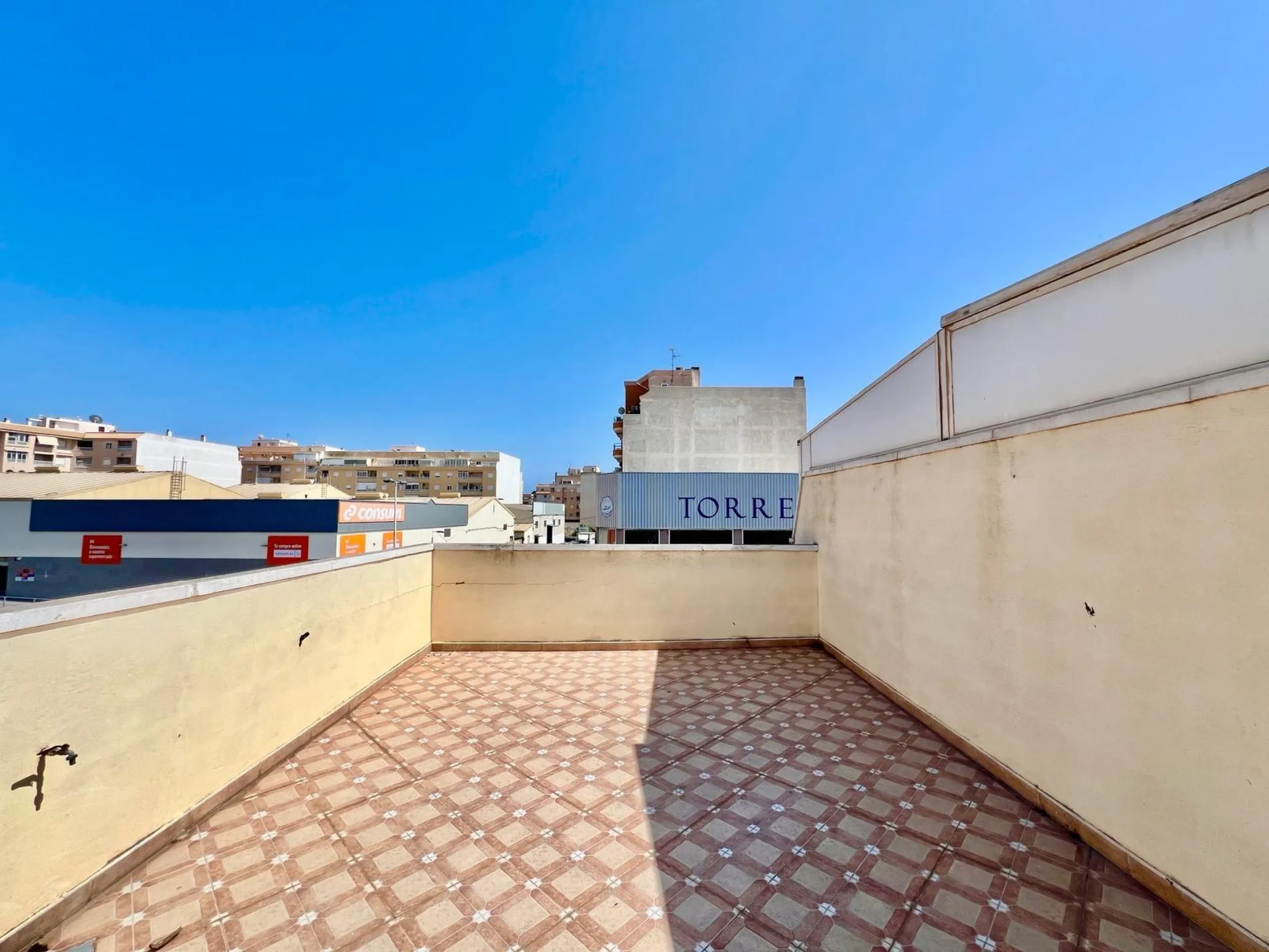 SUN ALL YEAR ROUND! UPPER FLOOR BUNGALOW WITH PRIVATE SOLARIUM OF 20m2 + GARDEN OF 50m2 + POOL