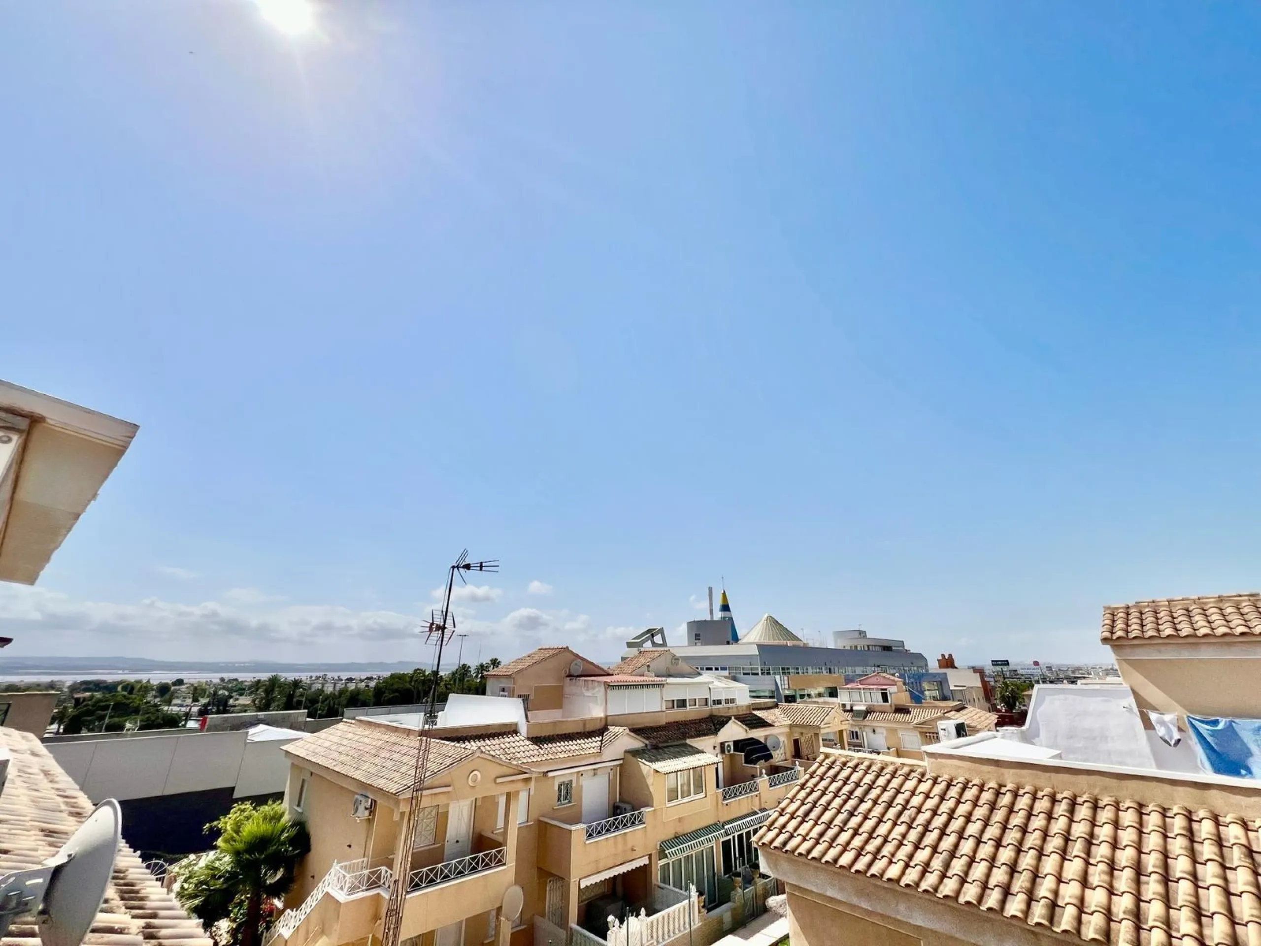 SUN ALL YEAR ROUND! UPPER FLOOR BUNGALOW WITH PRIVATE SOLARIUM OF 20m2 + GARDEN OF 50m2 + POOL