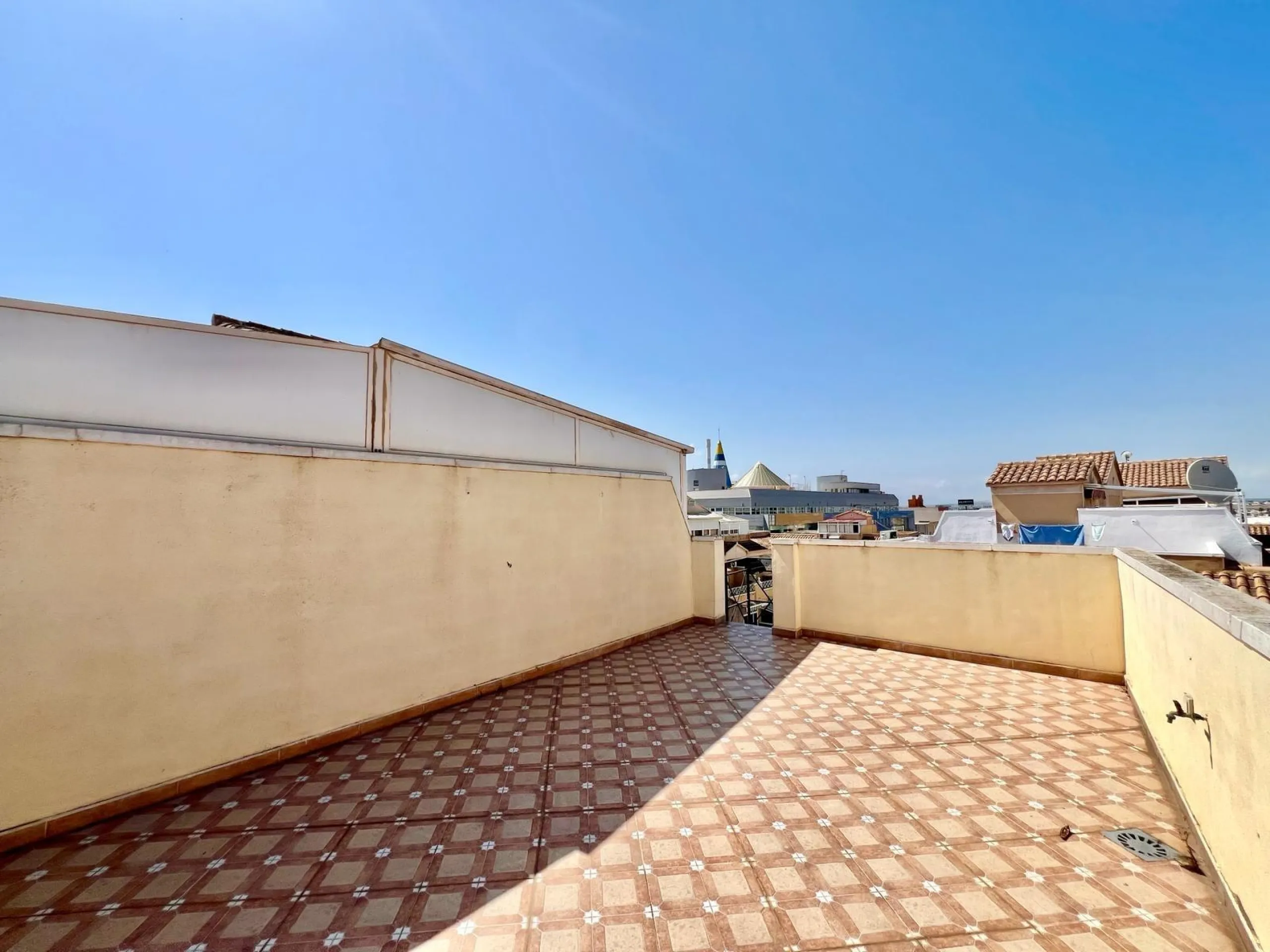 SUN ALL YEAR ROUND! UPPER FLOOR BUNGALOW WITH PRIVATE SOLARIUM OF 20m2 + GARDEN OF 50m2 + POOL