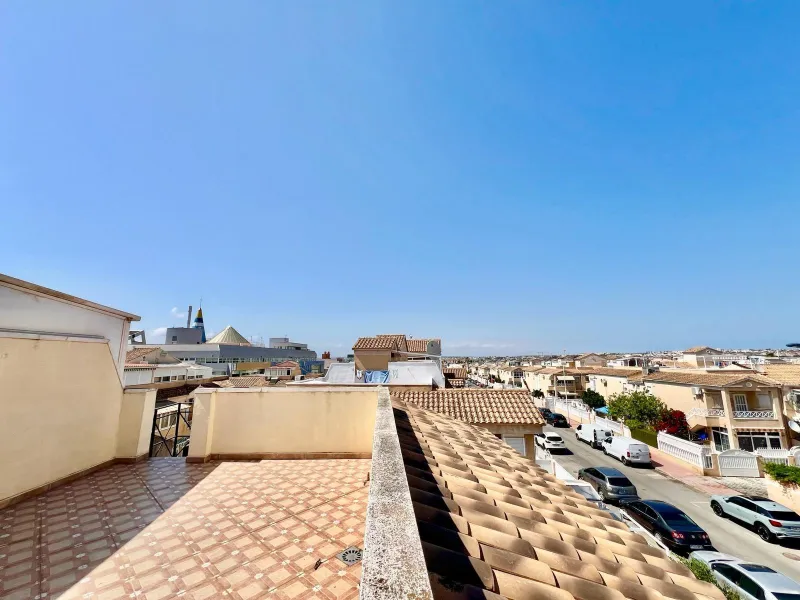 SUN ALL YEAR ROUND! UPPER FLOOR BUNGALOW WITH PRIVATE SOLARIUM OF 20m2 + GARDEN OF 50m2 + POOL