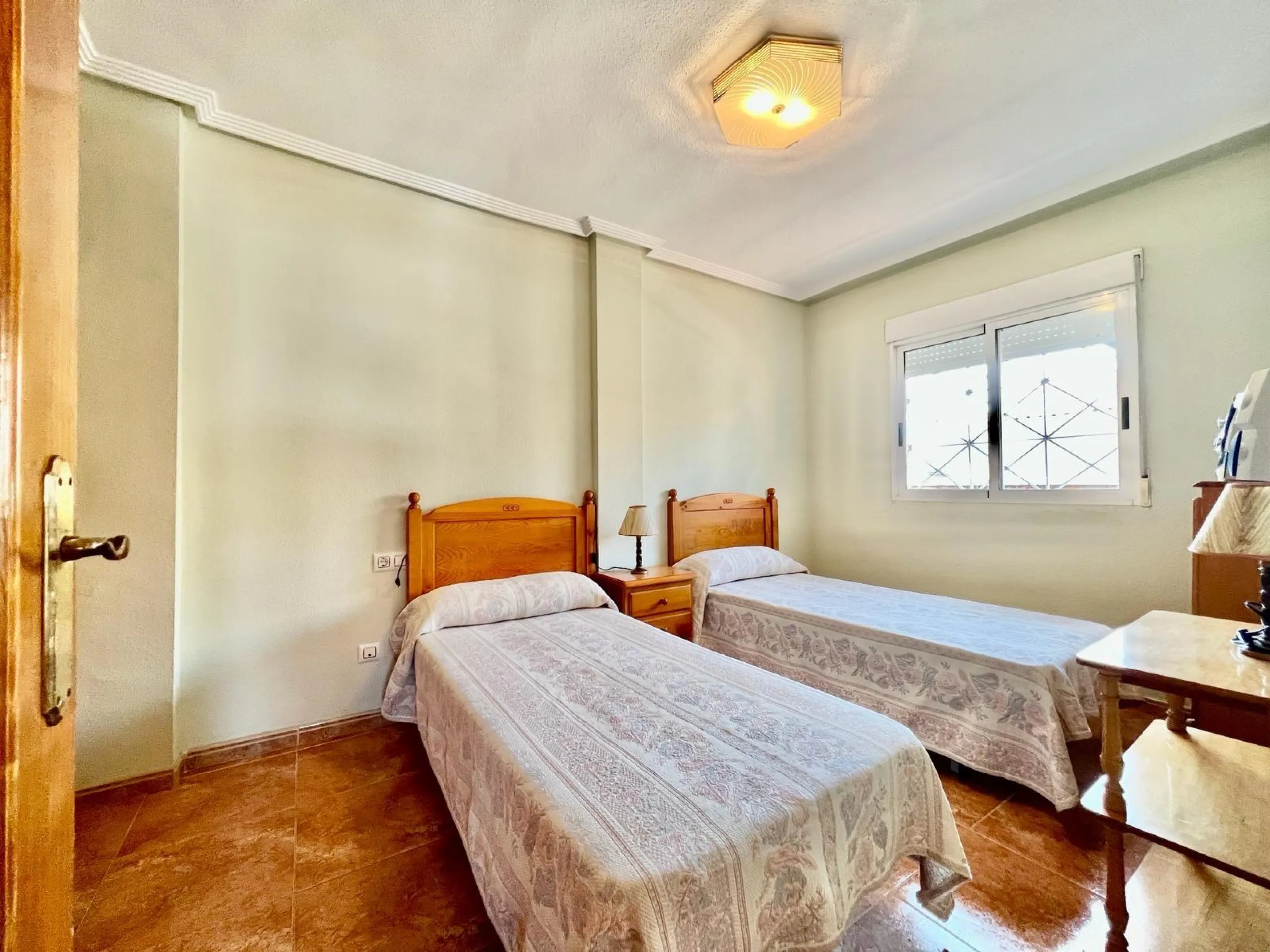 SUN ALL YEAR ROUND! UPPER FLOOR BUNGALOW WITH PRIVATE SOLARIUM OF 20m2 + GARDEN OF 50m2 + POOL