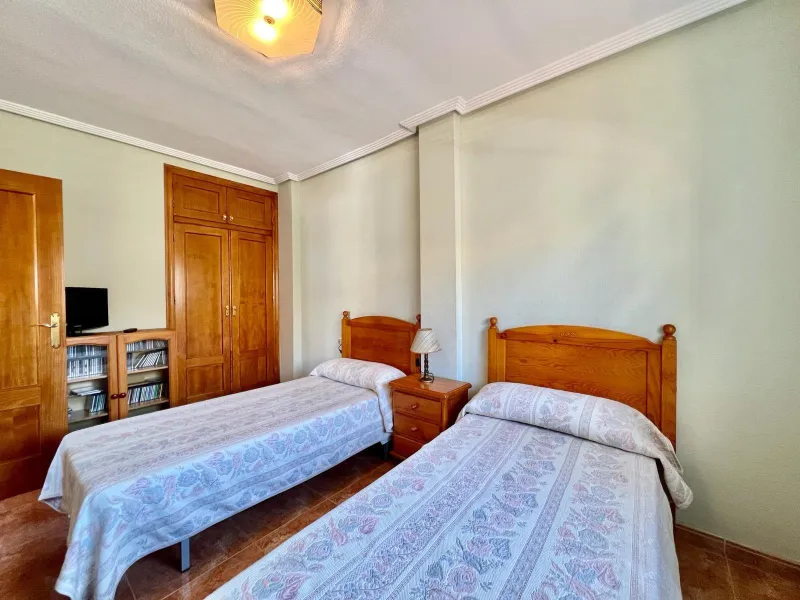 SUN ALL YEAR ROUND! UPPER FLOOR BUNGALOW WITH PRIVATE SOLARIUM OF 20m2 + GARDEN OF 50m2 + POOL