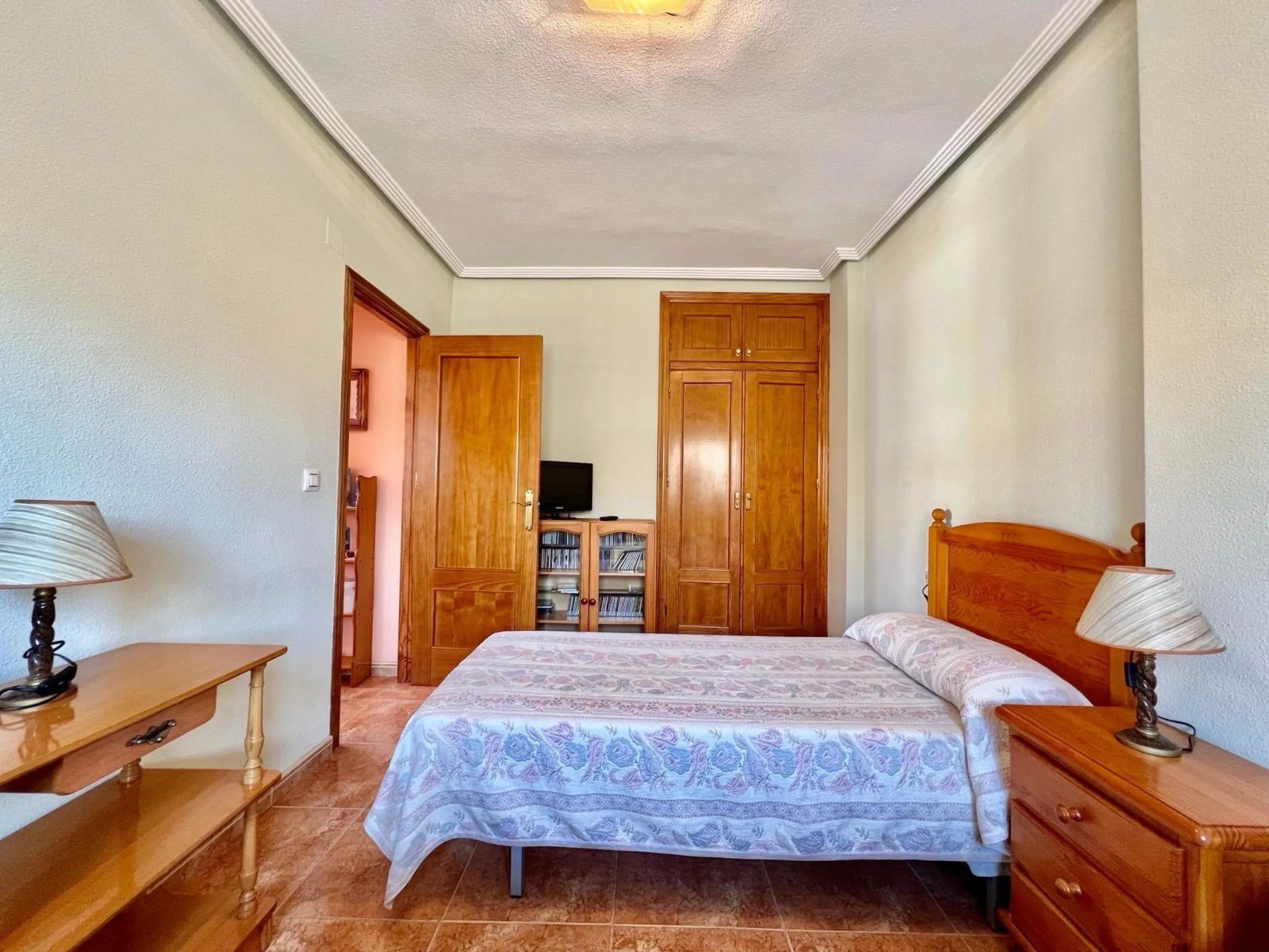 SUN ALL YEAR ROUND! UPPER FLOOR BUNGALOW WITH PRIVATE SOLARIUM OF 20m2 + GARDEN OF 50m2 + POOL