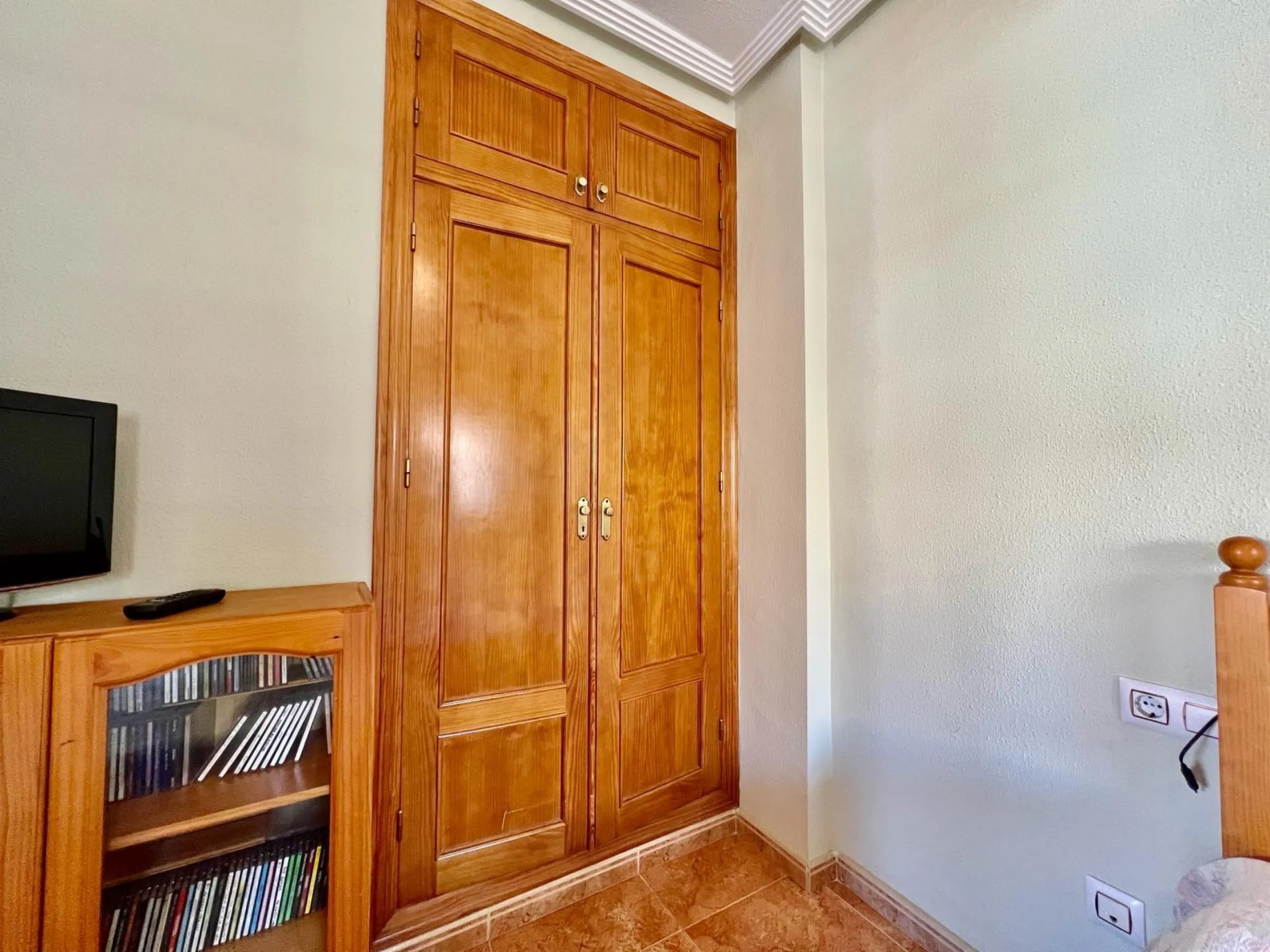 SUN ALL YEAR ROUND! UPPER FLOOR BUNGALOW WITH PRIVATE SOLARIUM OF 20m2 + GARDEN OF 50m2 + POOL