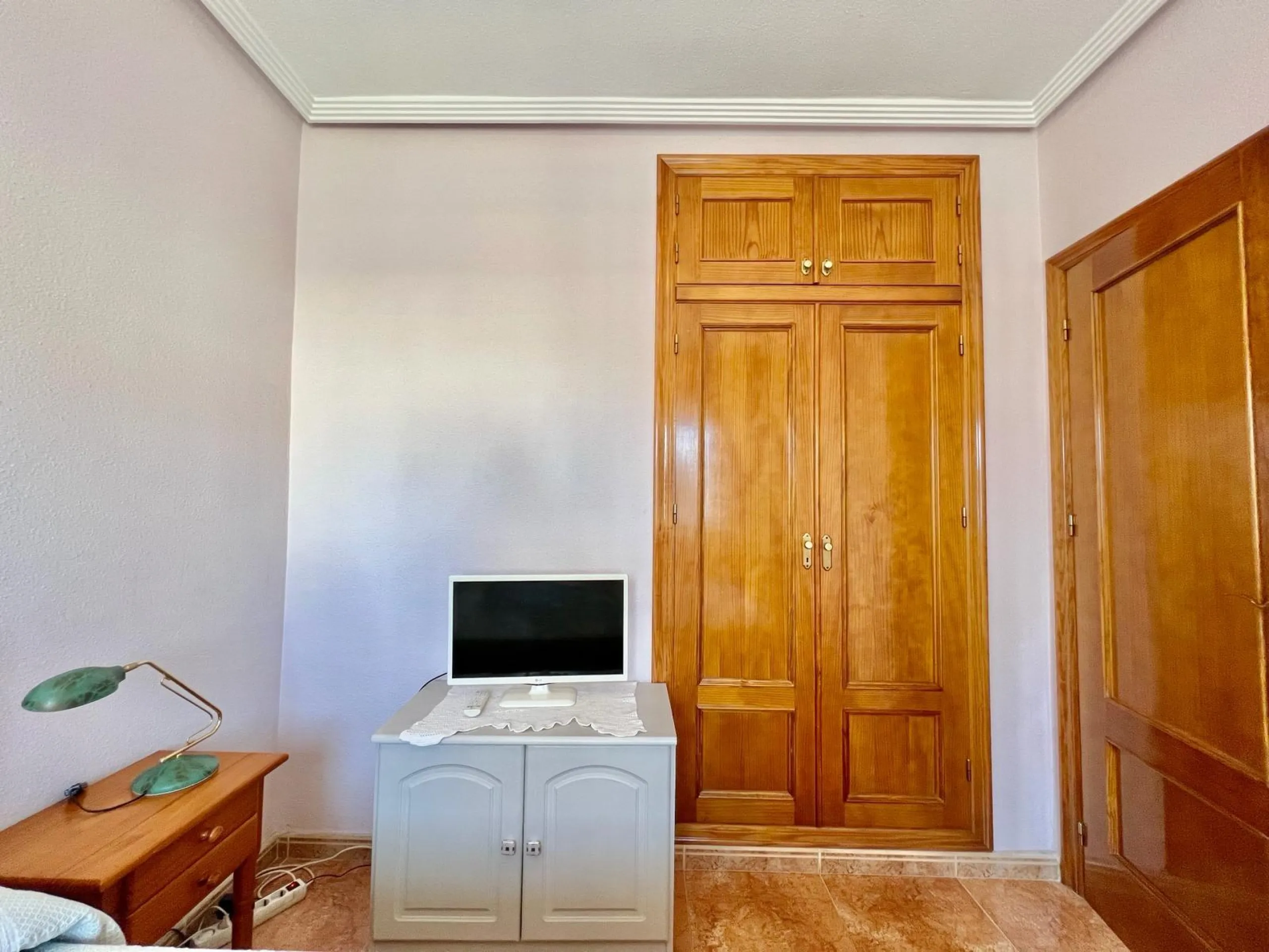 SUN ALL YEAR ROUND! UPPER FLOOR BUNGALOW WITH PRIVATE SOLARIUM OF 20m2 + GARDEN OF 50m2 + POOL