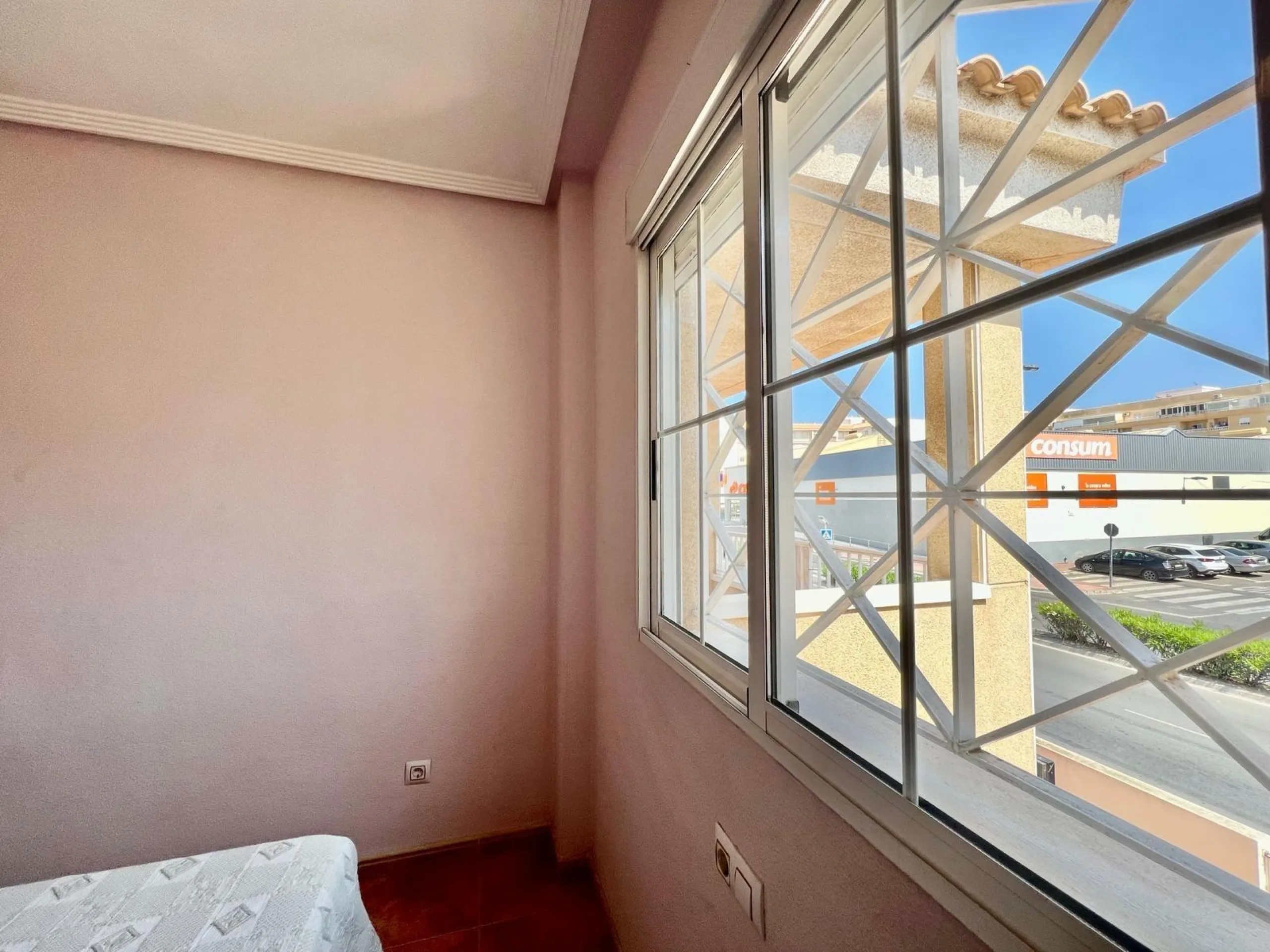 SUN ALL YEAR ROUND! UPPER FLOOR BUNGALOW WITH PRIVATE SOLARIUM OF 20m2 + GARDEN OF 50m2 + POOL