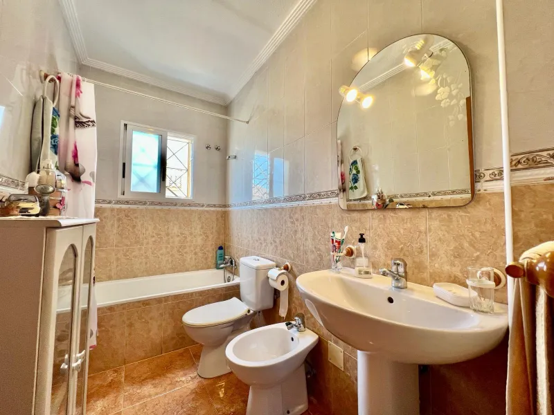 SUN ALL YEAR ROUND! UPPER FLOOR BUNGALOW WITH PRIVATE SOLARIUM OF 20m2 + GARDEN OF 50m2 + POOL
