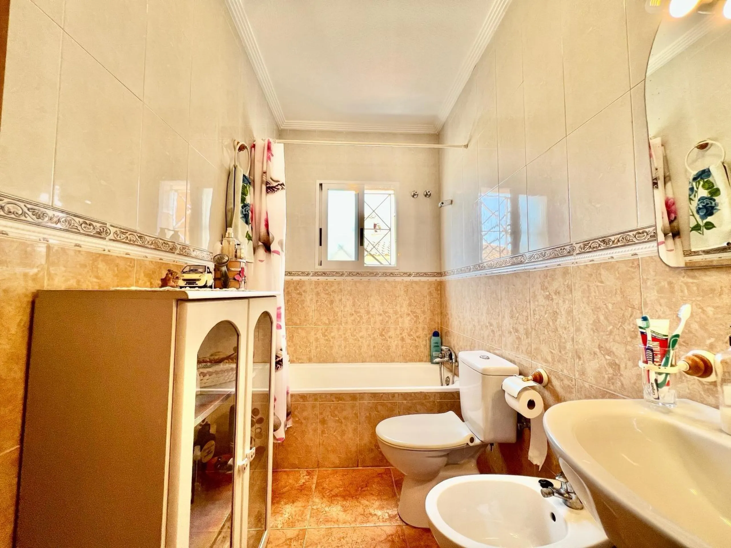 SUN ALL YEAR ROUND! UPPER FLOOR BUNGALOW WITH PRIVATE SOLARIUM OF 20m2 + GARDEN OF 50m2 + POOL