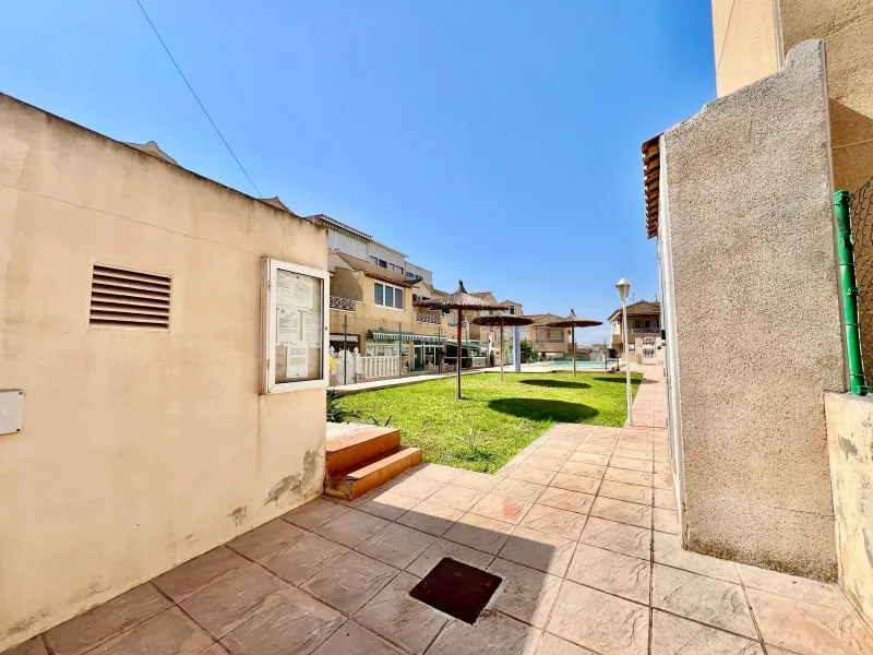 SUN ALL YEAR ROUND! UPPER FLOOR BUNGALOW WITH PRIVATE SOLARIUM OF 20m2 + GARDEN OF 50m2 + POOL