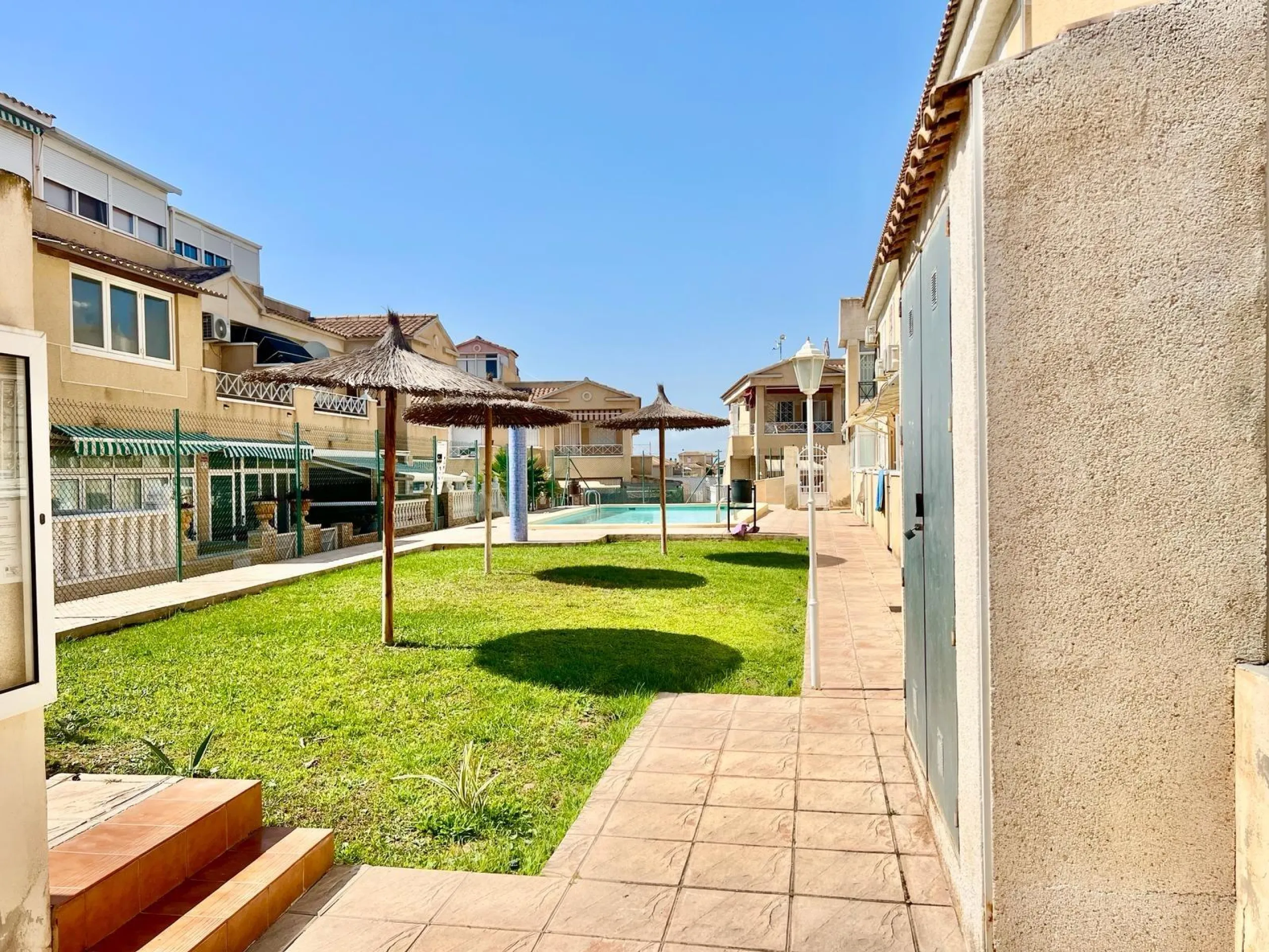 SUN ALL YEAR ROUND! UPPER FLOOR BUNGALOW WITH PRIVATE SOLARIUM OF 20m2 + GARDEN OF 50m2 + POOL