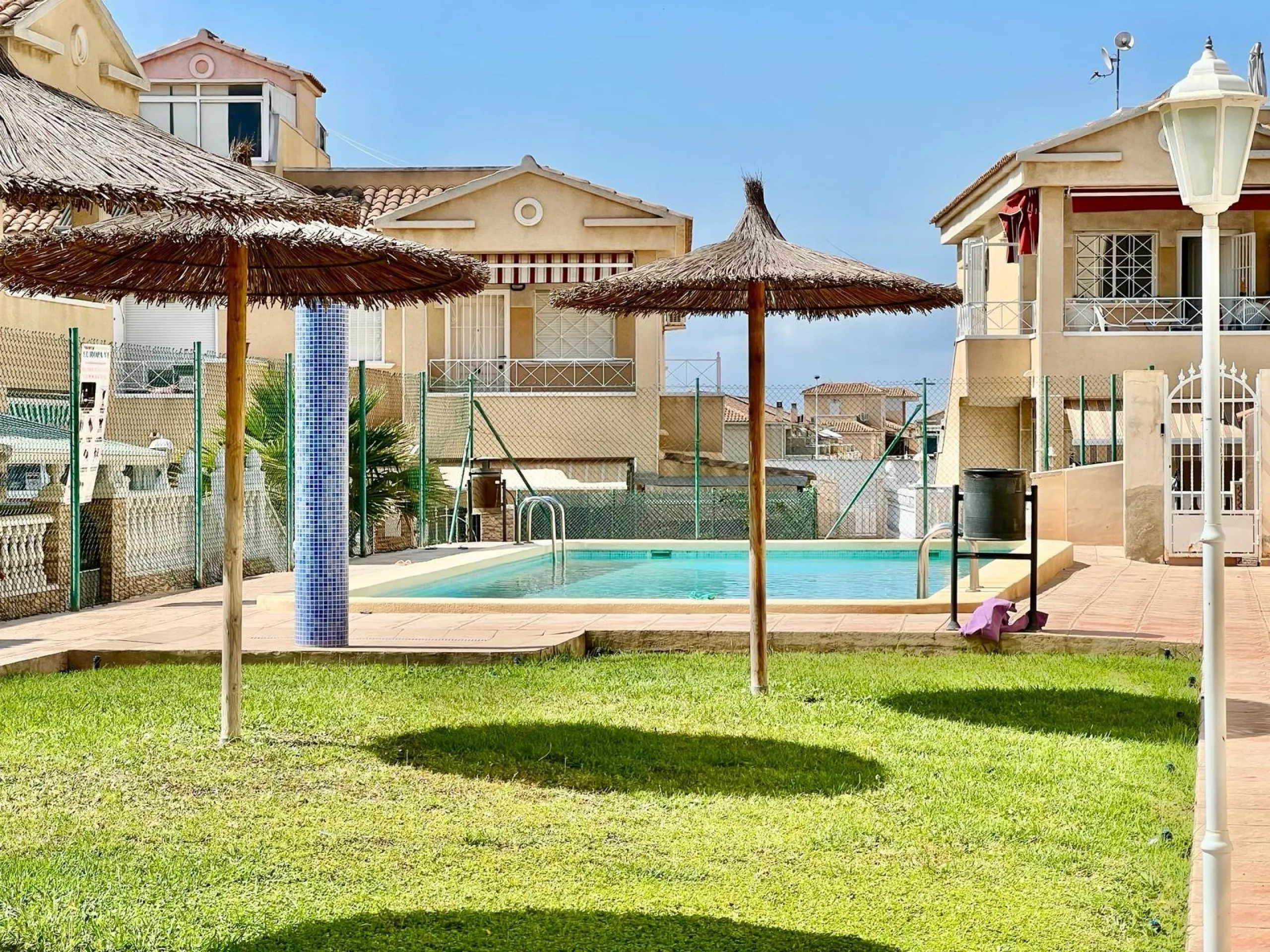 SUN ALL YEAR ROUND! UPPER FLOOR BUNGALOW WITH PRIVATE SOLARIUM OF 20m2 + GARDEN OF 50m2 + POOL