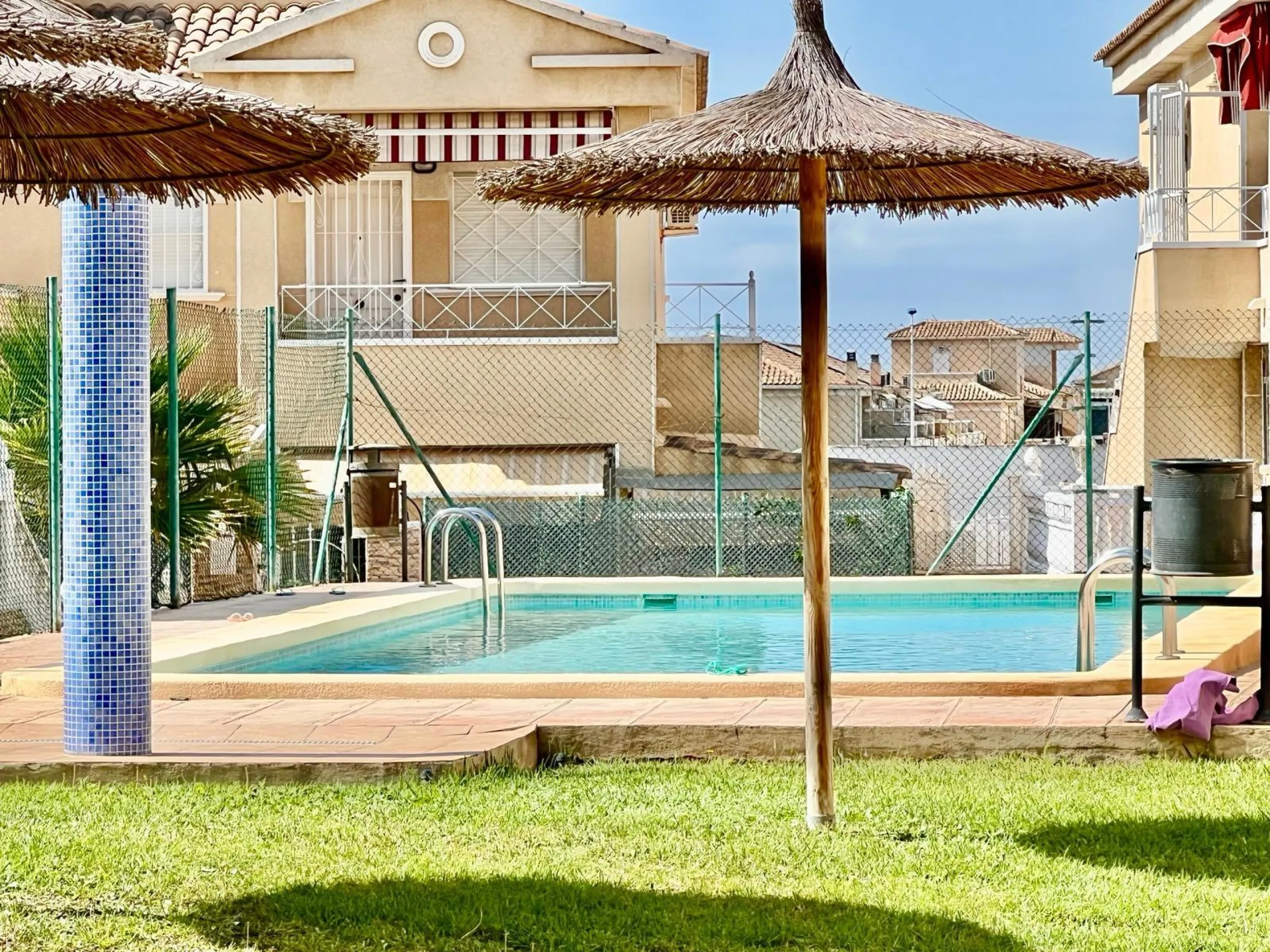 SUN ALL YEAR ROUND! UPPER FLOOR BUNGALOW WITH PRIVATE SOLARIUM OF 20m2 + GARDEN OF 50m2 + POOL