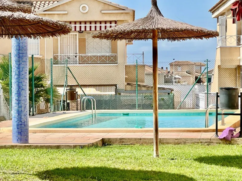 SUN ALL YEAR ROUND! UPPER FLOOR BUNGALOW WITH PRIVATE SOLARIUM OF 20m2 + GARDEN OF 50m2 + POOL