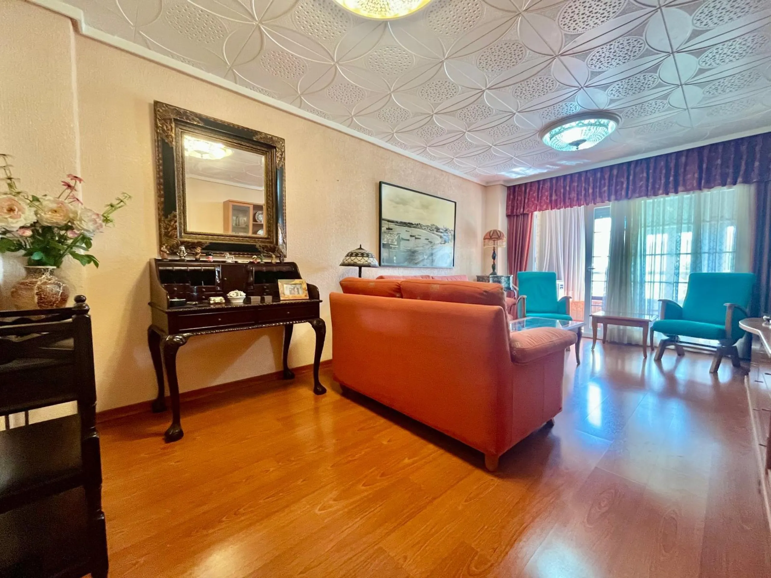Amplia vivienda de 3 dormitorios en pleno centro de Torrevieja, junto al puerto y La Plasa