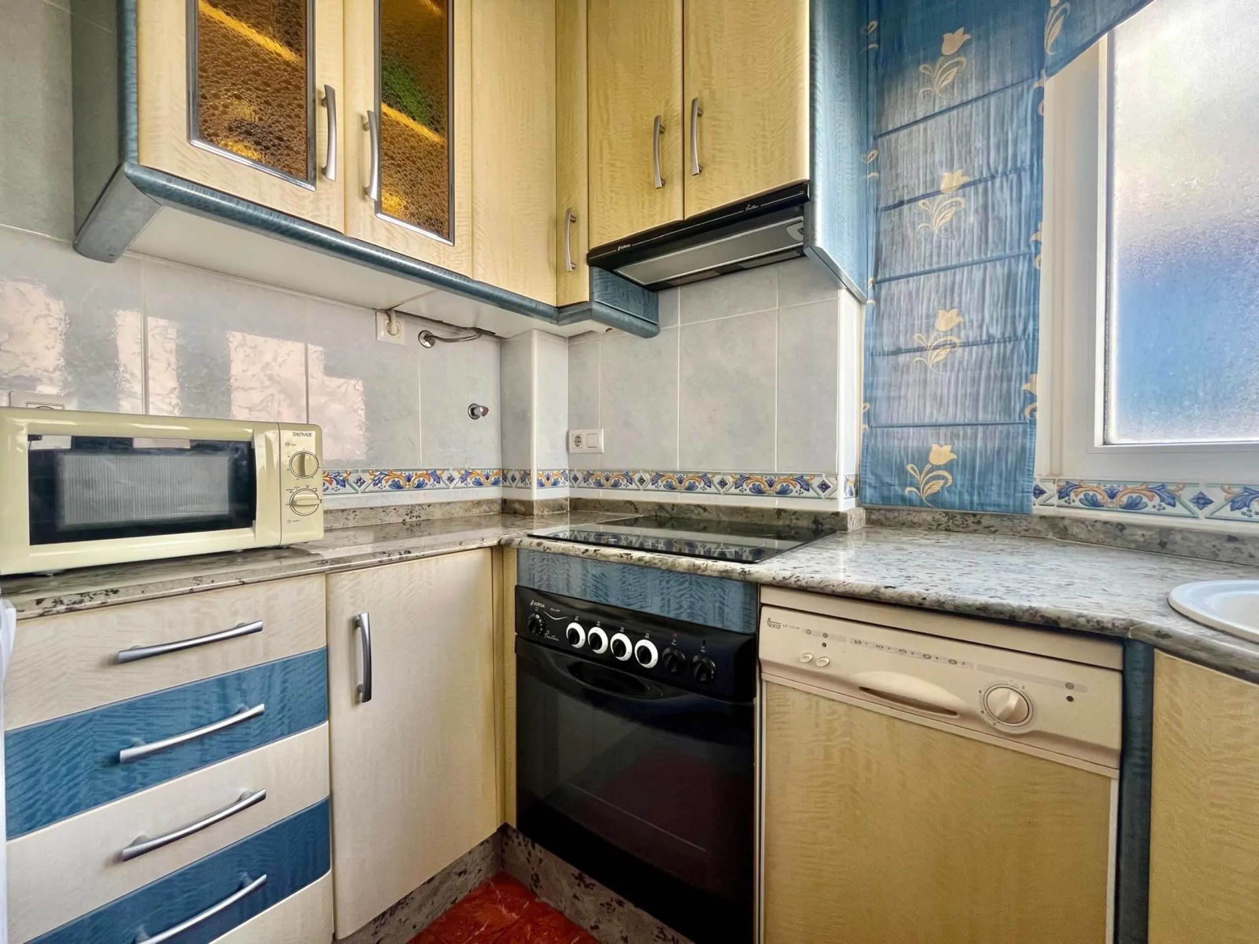 Amplia vivienda de 3 dormitorios en pleno centro de Torrevieja, junto al puerto y La Plasa