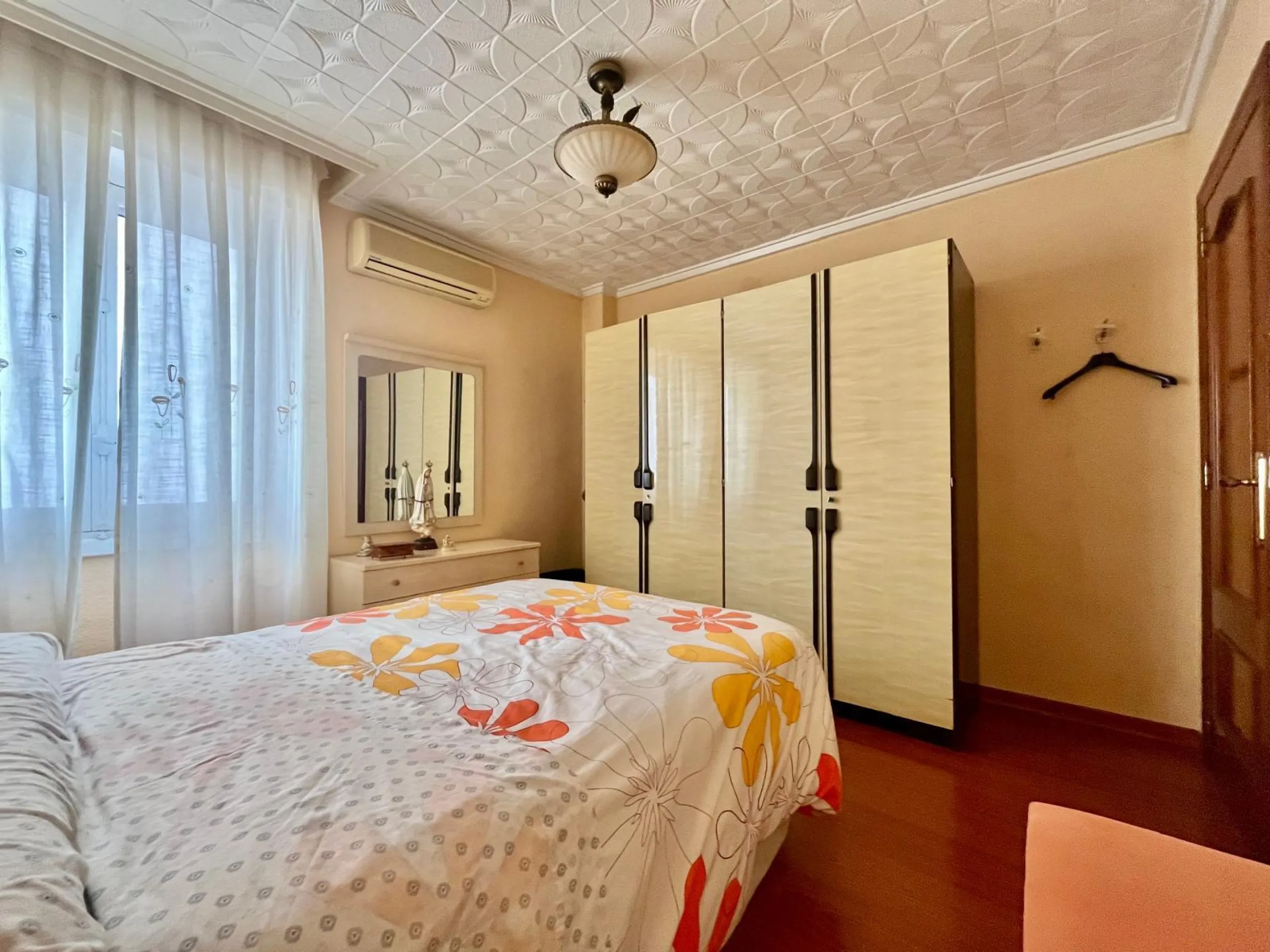 Amplia vivienda de 3 dormitorios en pleno centro de Torrevieja, junto al puerto y La Plasa