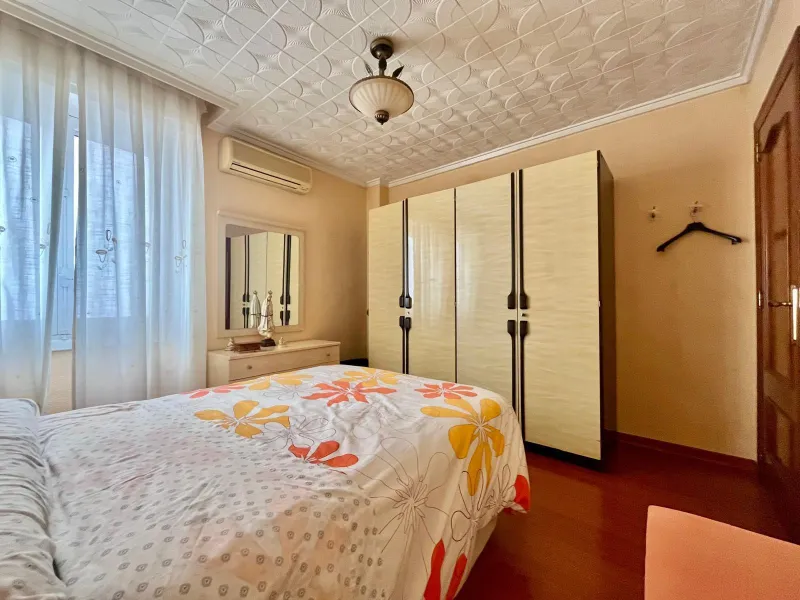 Amplia vivienda de 3 dormitorios en pleno centro de Torrevieja, junto al puerto y La Plasa