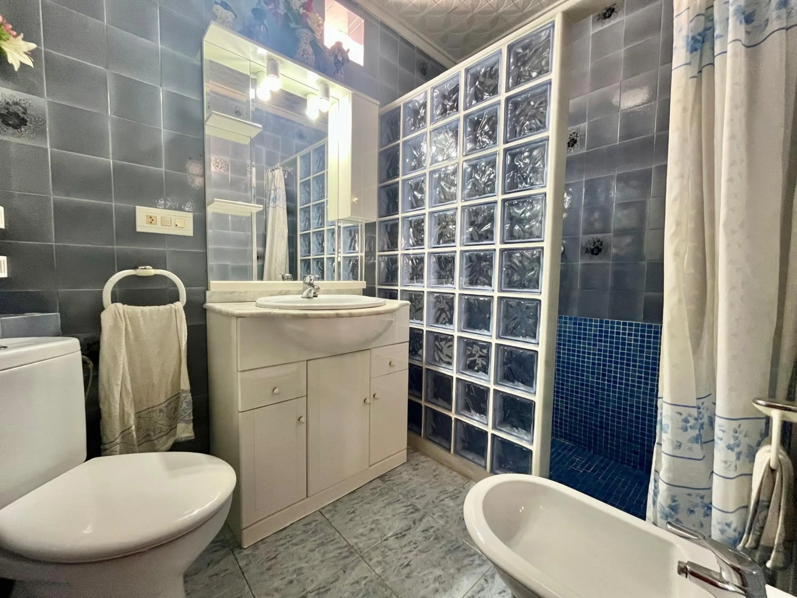 Amplia vivienda de 3 dormitorios en pleno centro de Torrevieja, junto al puerto y La Plasa