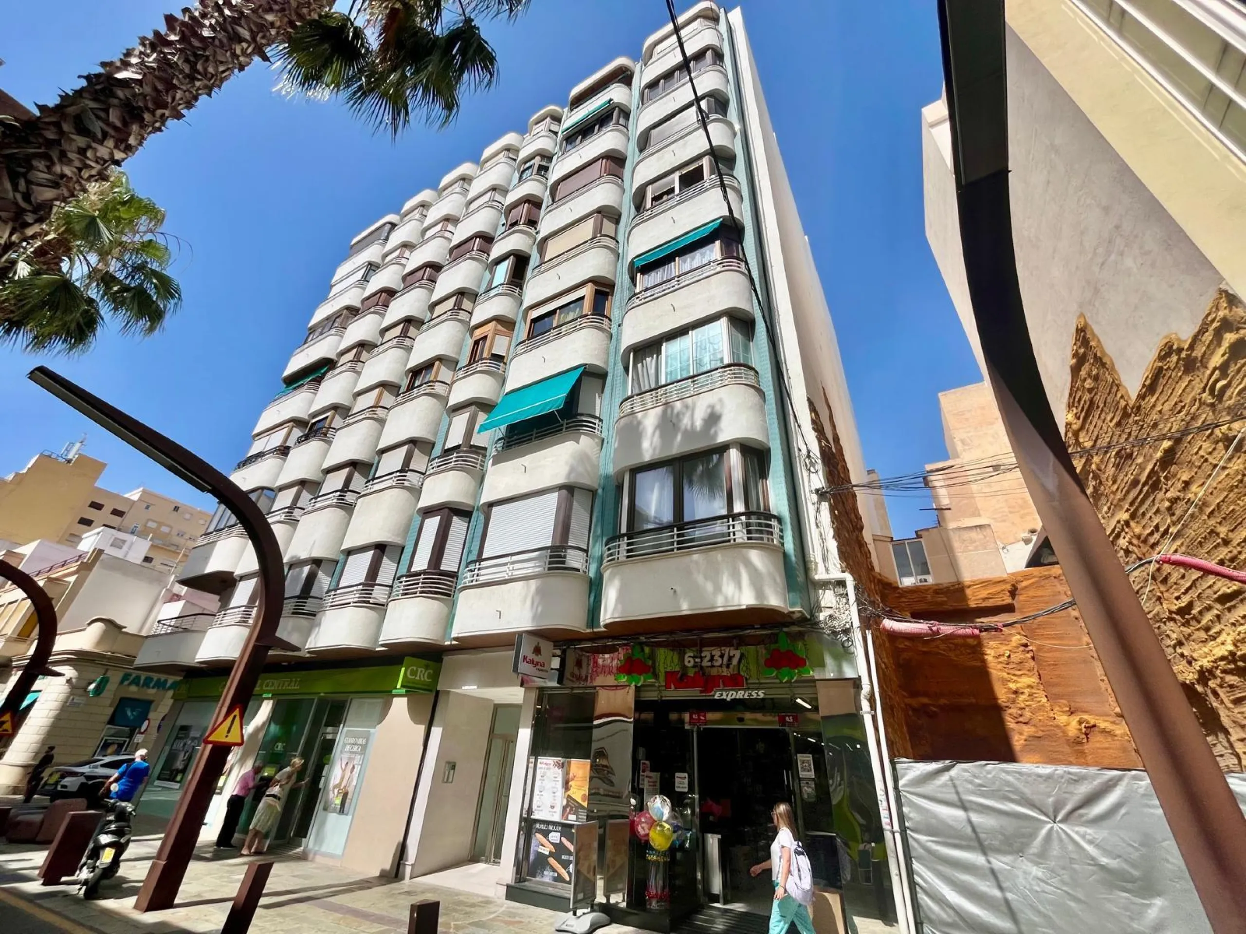 Amplia vivienda de 3 dormitorios en pleno centro de Torrevieja, junto al puerto y La Plasa