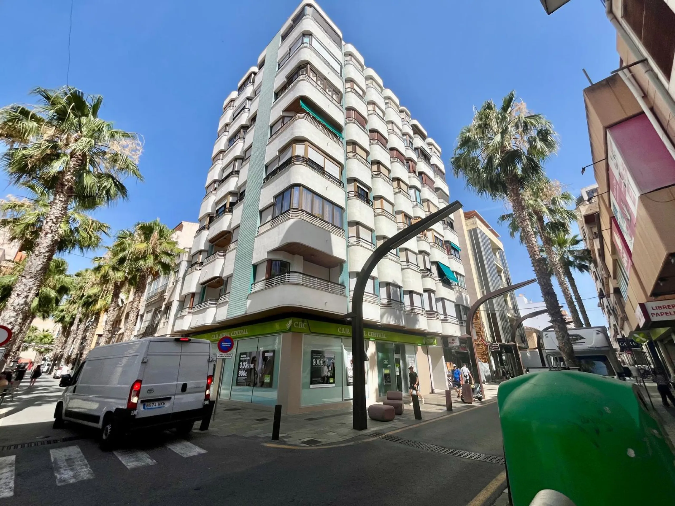 Amplia vivienda de 3 dormitorios en pleno centro de Torrevieja, junto al puerto y La Plasa