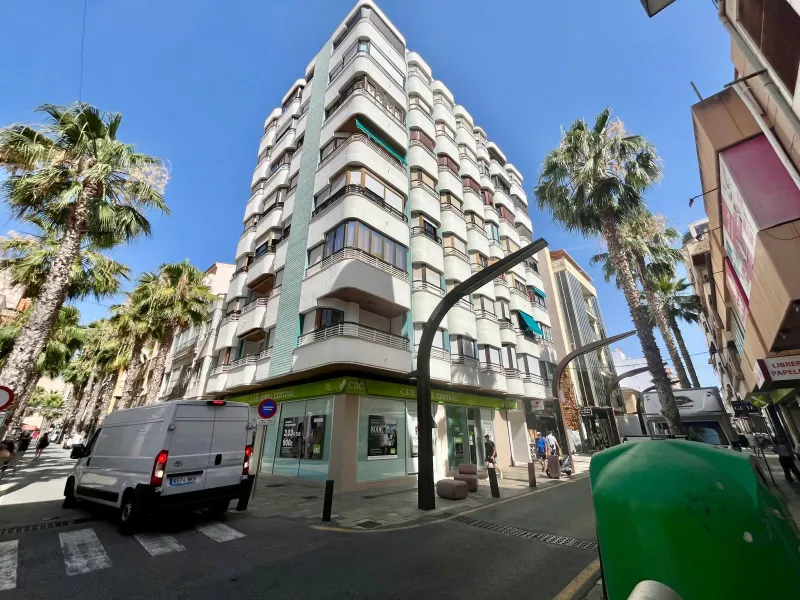 Amplia vivienda de 3 dormitorios en pleno centro de Torrevieja, junto al puerto y La Plasa