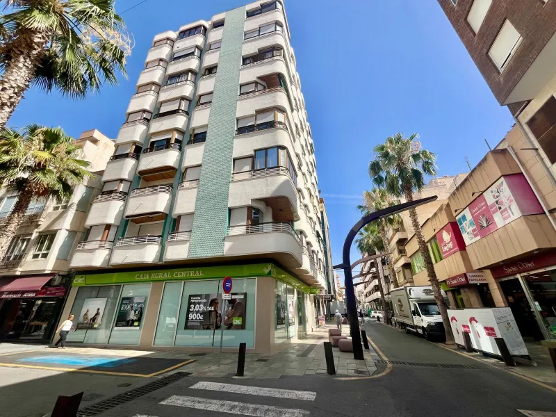 Amplia vivienda de 3 dormitorios en pleno centro de Torrevieja, junto al puerto y La Plasa
