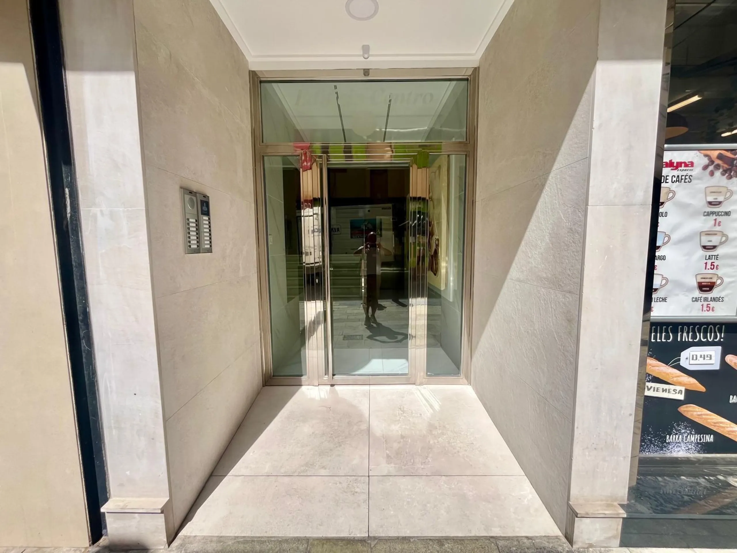 Amplia vivienda de 3 dormitorios en pleno centro de Torrevieja, junto al puerto y La Plasa