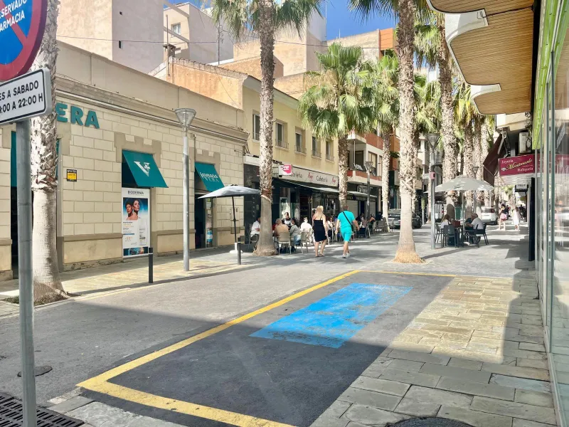 Amplia vivienda de 3 dormitorios en pleno centro de Torrevieja, junto al puerto y La Plasa