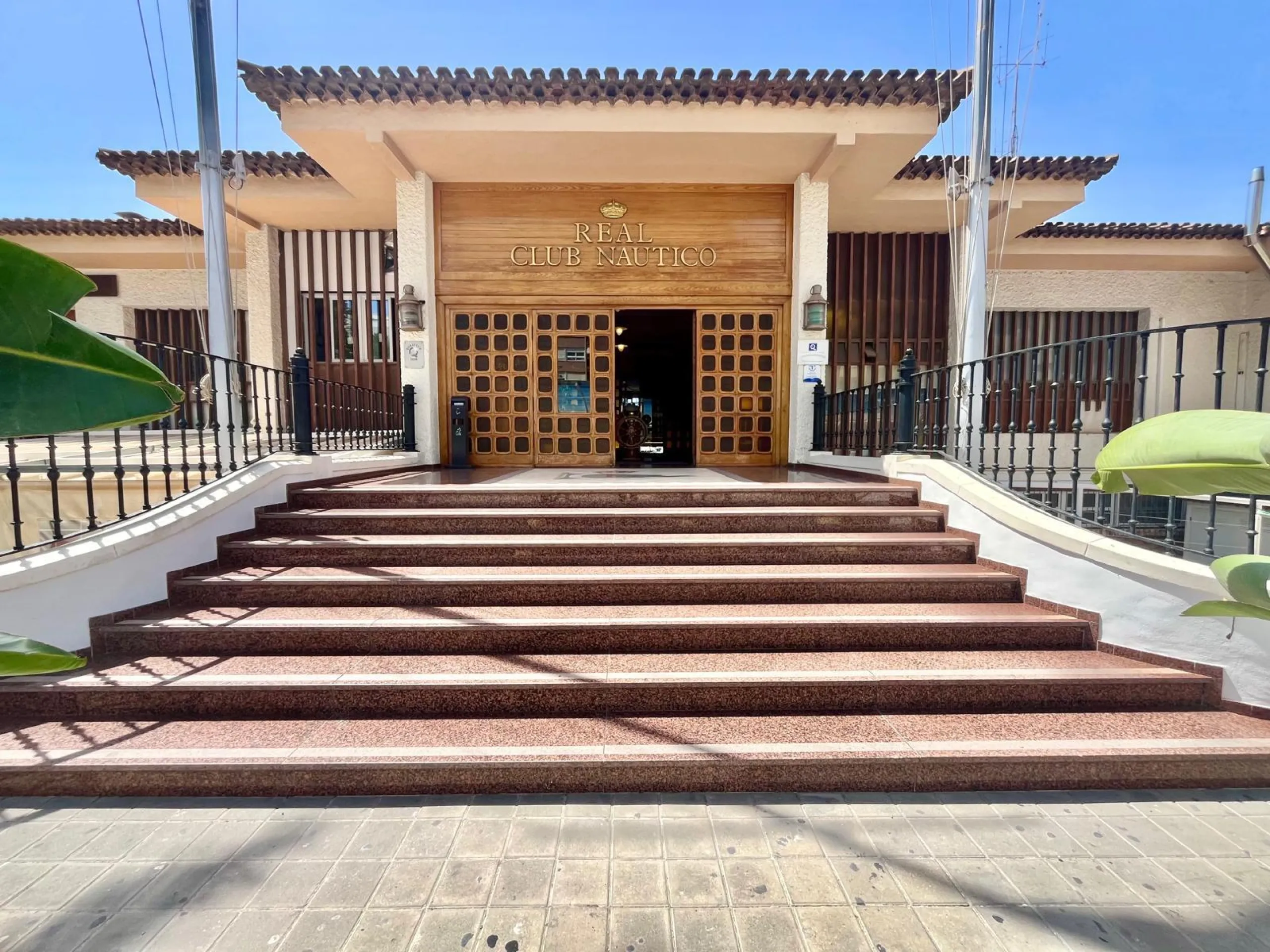 Amplia vivienda de 3 dormitorios en pleno centro de Torrevieja, junto al puerto y La Plasa