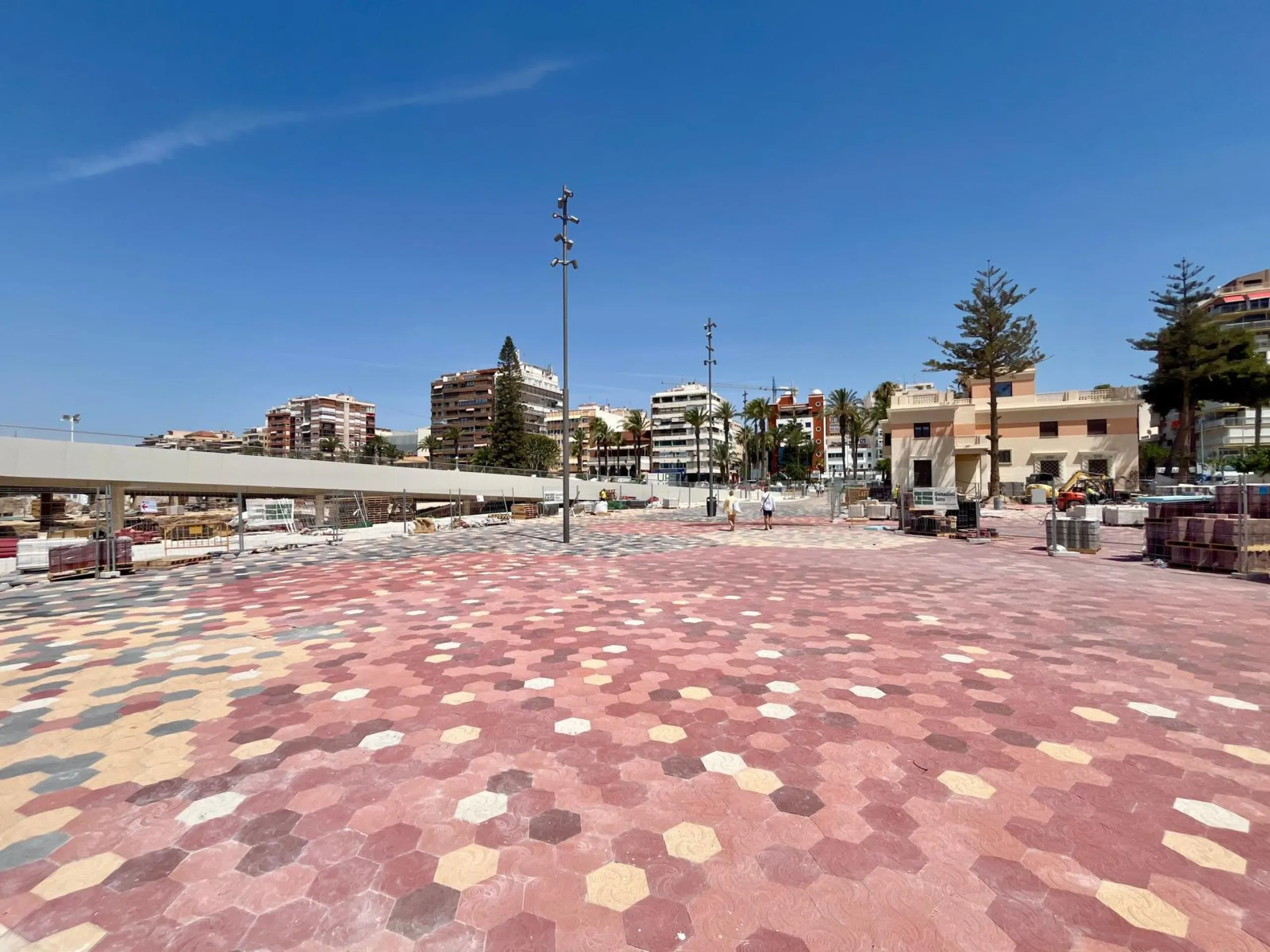 Amplia vivienda de 3 dormitorios en pleno centro de Torrevieja, junto al puerto y La Plasa