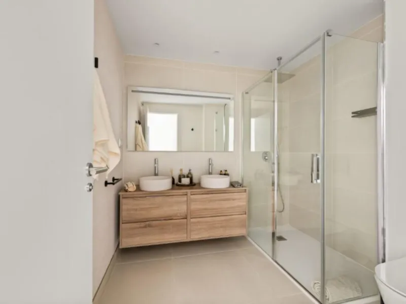 Höchster Wohnkomfort an der Küste: Dieses außergewöhnliche Penthouse in Reserva del Higuerón liegt nur 400 Meter von den goldenen Stränden Fuengirolas entfernt