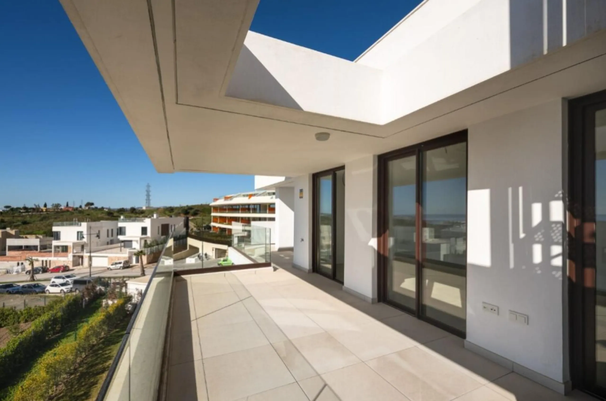 Discover elevated Mediterranean living in this striking penthouse in Reserva del Higuerón, ideally situated just a short 400-meter walk from the beaches of Fuengirola.