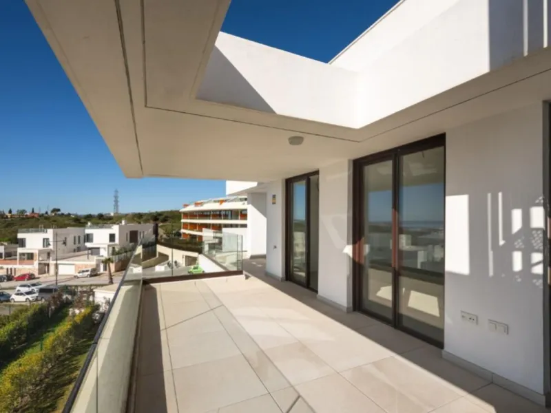 Discover elevated Mediterranean living in this striking penthouse in Reserva del Higuerón, ideally situated just a short 400-meter walk from the beaches of Fuengirola.